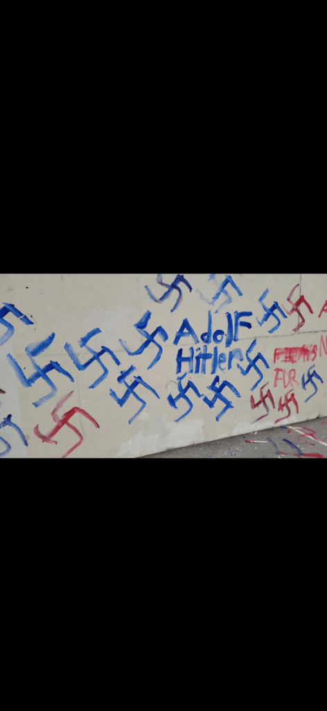 מגרש המשחקים בברוקלין הושחת עם צלבי קרס יומיים ברציפות