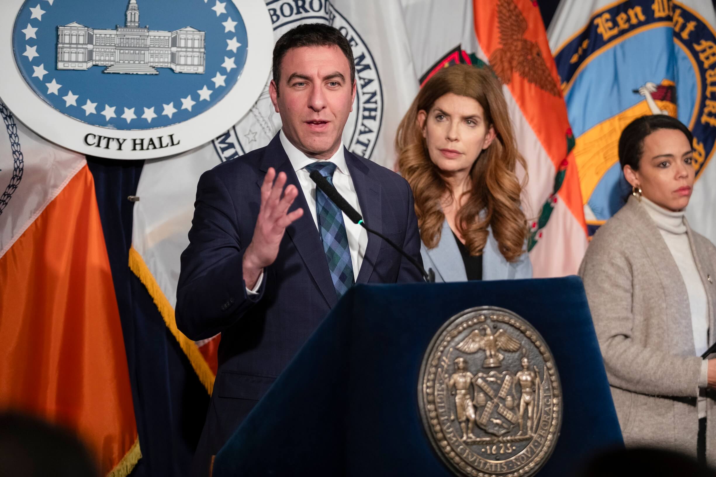 מועצת עיריית ניו יורק דוחפת לפעול נגד אנטישמיות, ללא ממדני