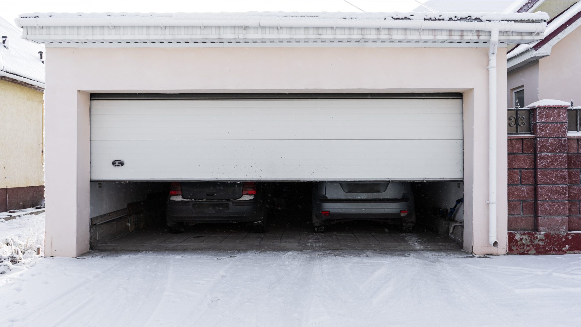 דלת המוסך פתוחה למחצה ביום מושלג 