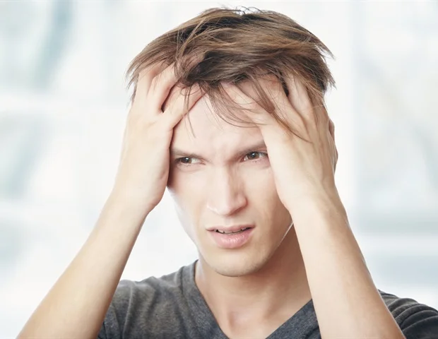 נשים ואנשים חרדים מראים סוגים שונים של חוסר ביטחון עצמי