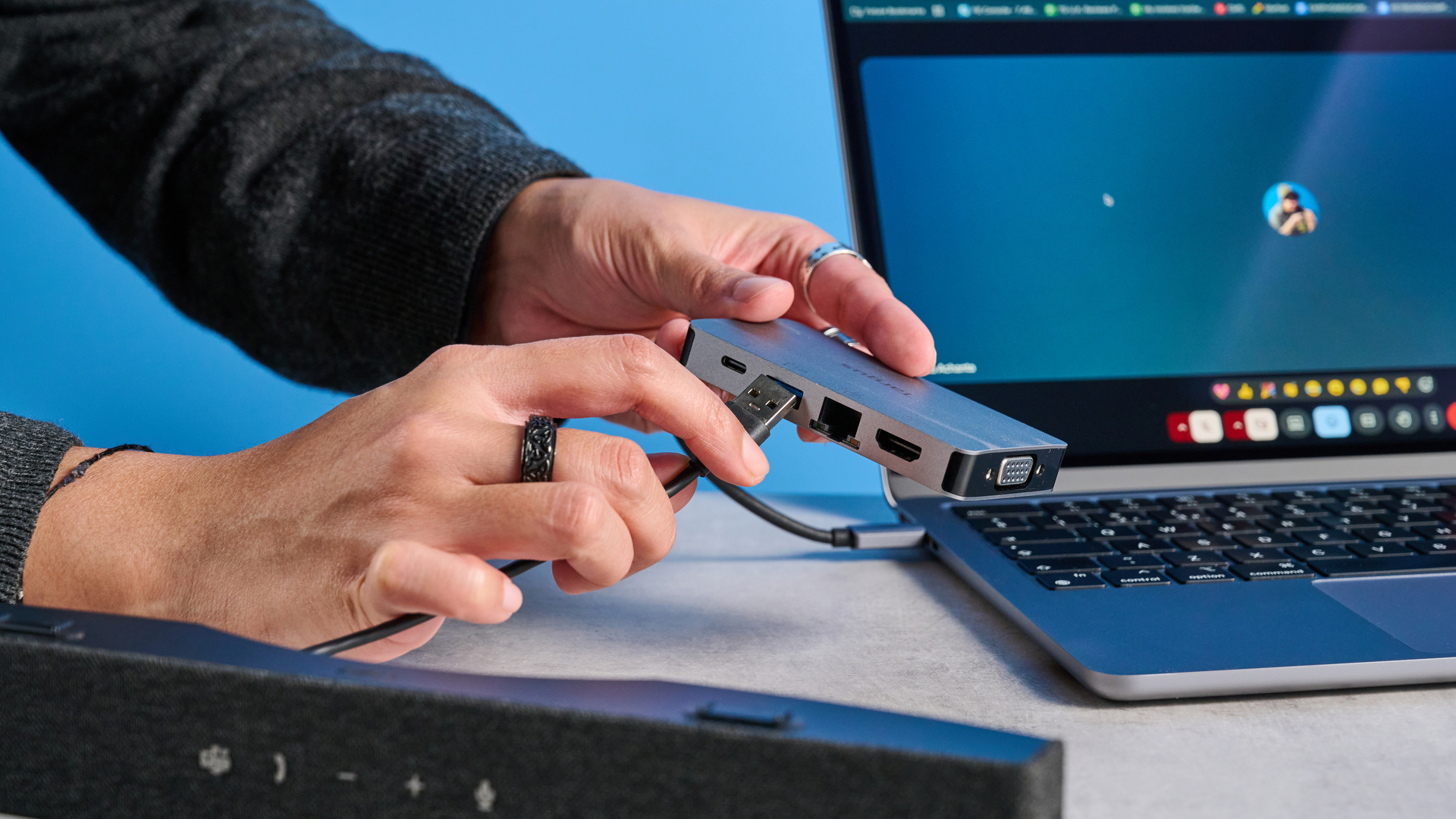 סרגל קול ועידה מחשוב של Dell SB725 צולם על רקע כחול