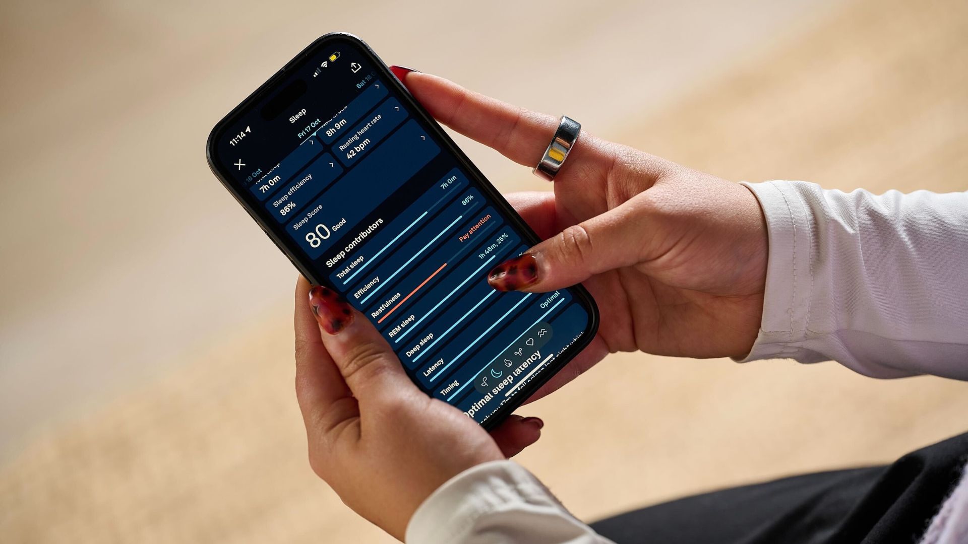 בודק טכנולוגיית השינה שלנו בודק את טבעת Oura 4 הכסופה