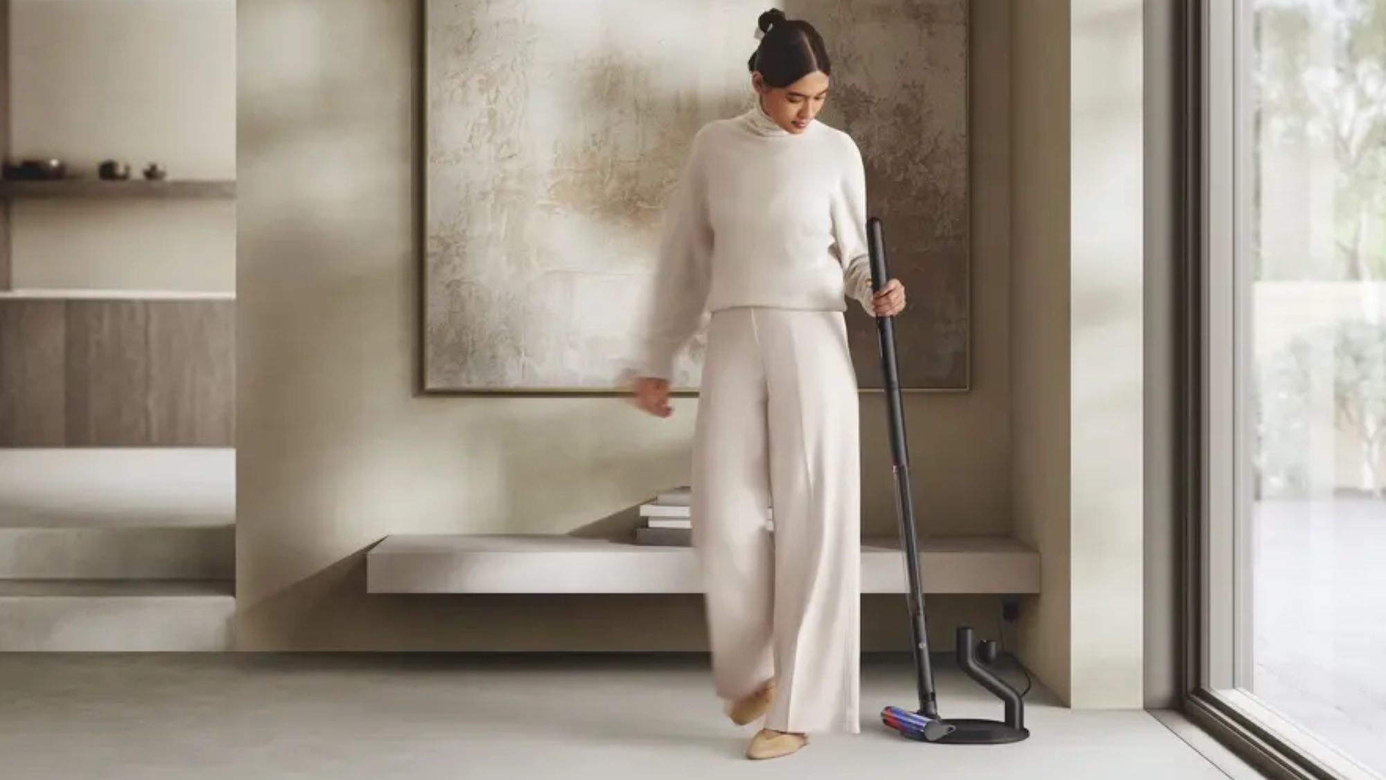 אישה מחזיקה את Dyson PencilVac פלאפי