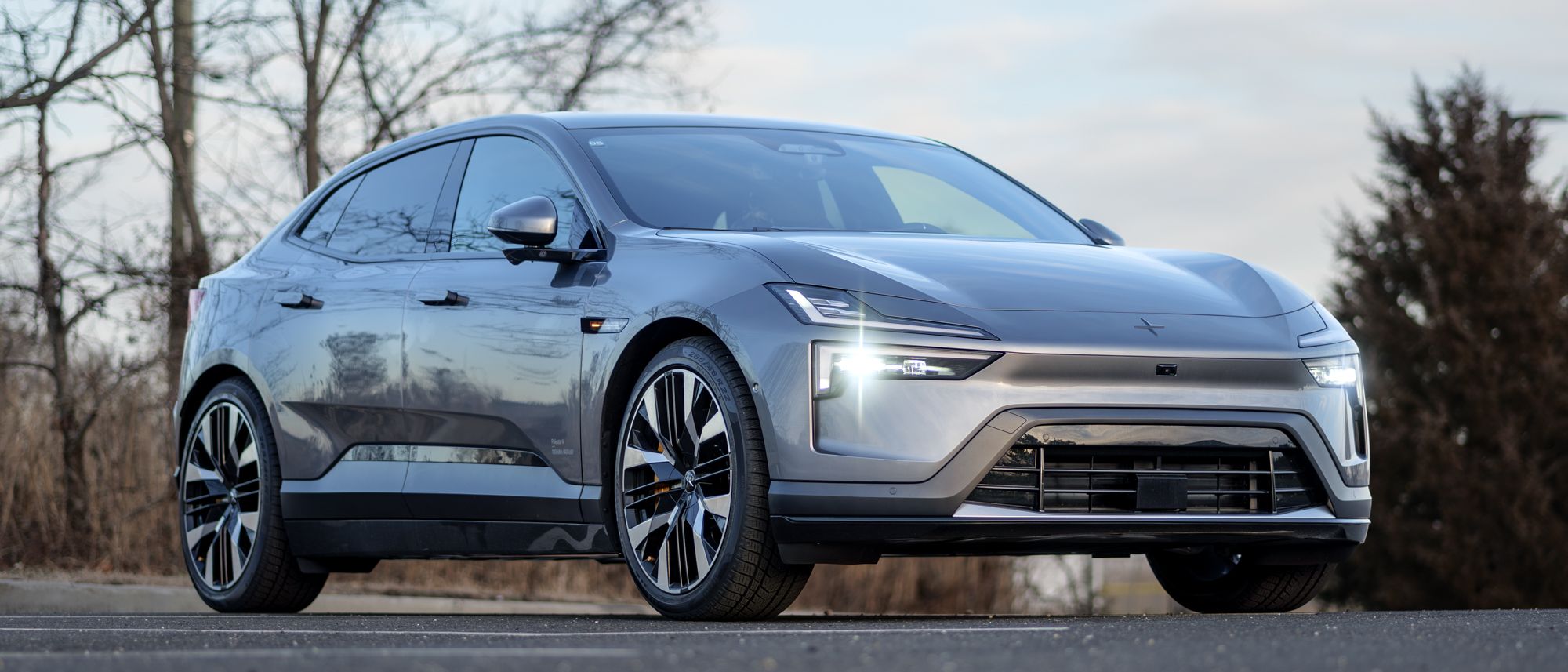 נהגתי ב-Polestar 4 נטול החלון האחורי במשך שבוע - וה-EV זה מאלץ אותך לשנות את אופן הנהיגה מאת ג'ון ולסקו פורסם ב-6 בפברואר 26 מומלץ ה-Polestar 4 2026 אינו דומה לרוב הרכבים החשמליים על הכביש, בשל העובדה שאין לו שמשת זכוכית אחורית מסורתית, מה שמאלץ אותך לנהוג אחרת.