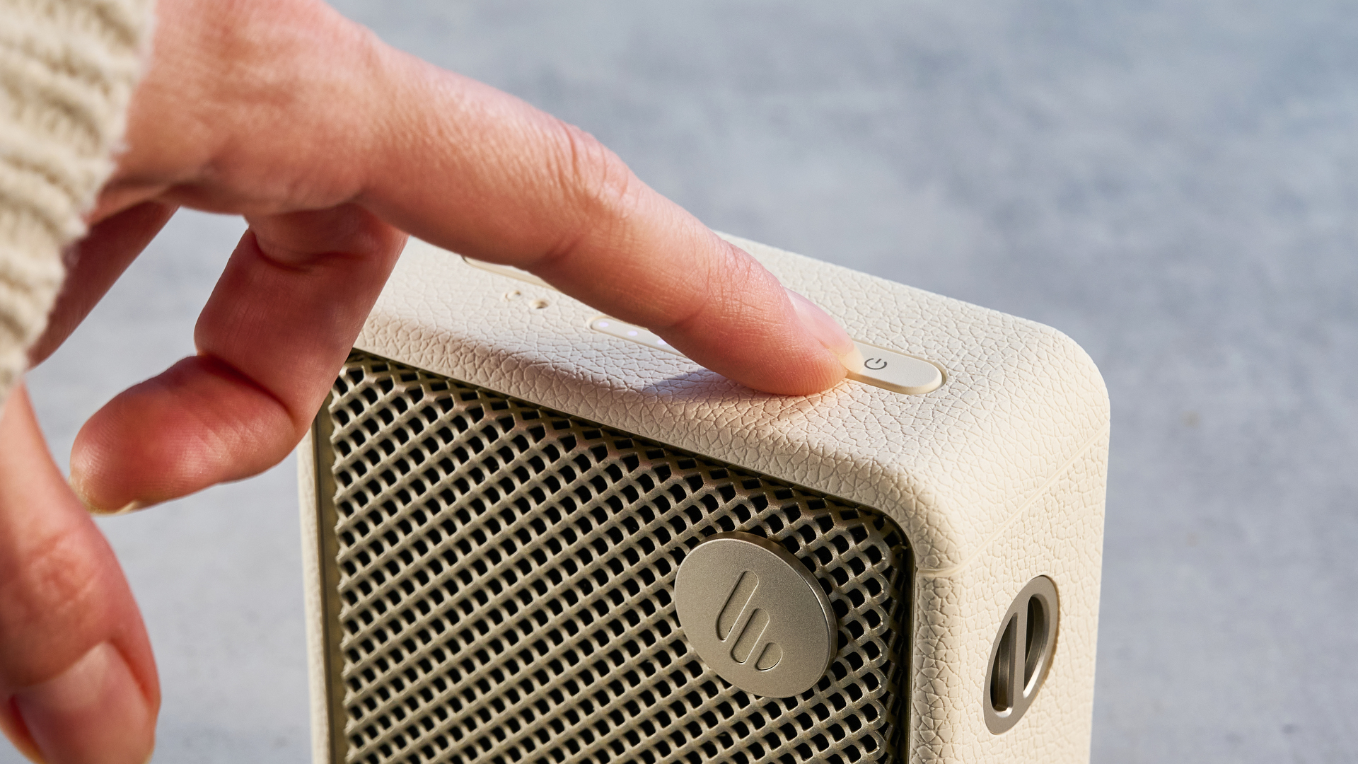 Edifier ES20 Bluetooth רמקול בצבע שנהב מצולם על רקע כחול