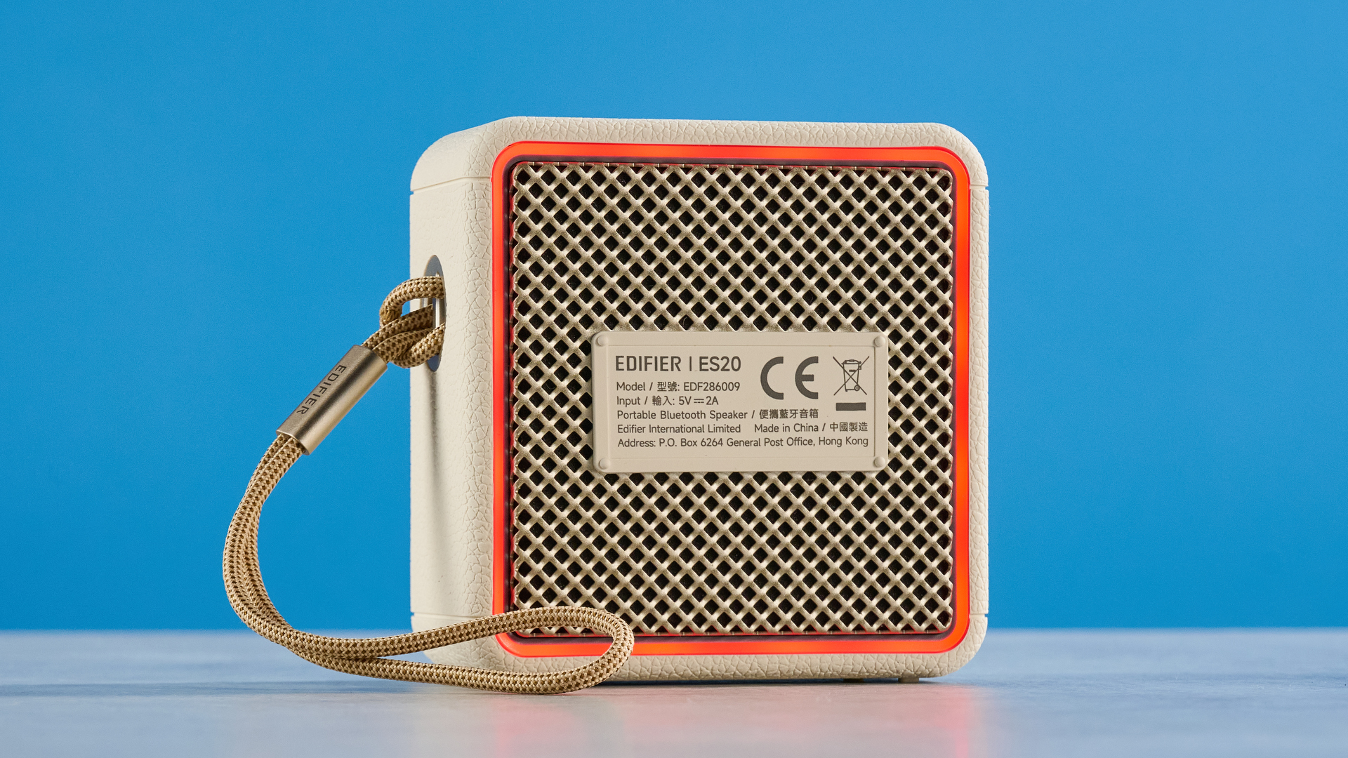 Edifier ES20 Bluetooth רמקול בצבע שנהב מצולם על רקע כחול