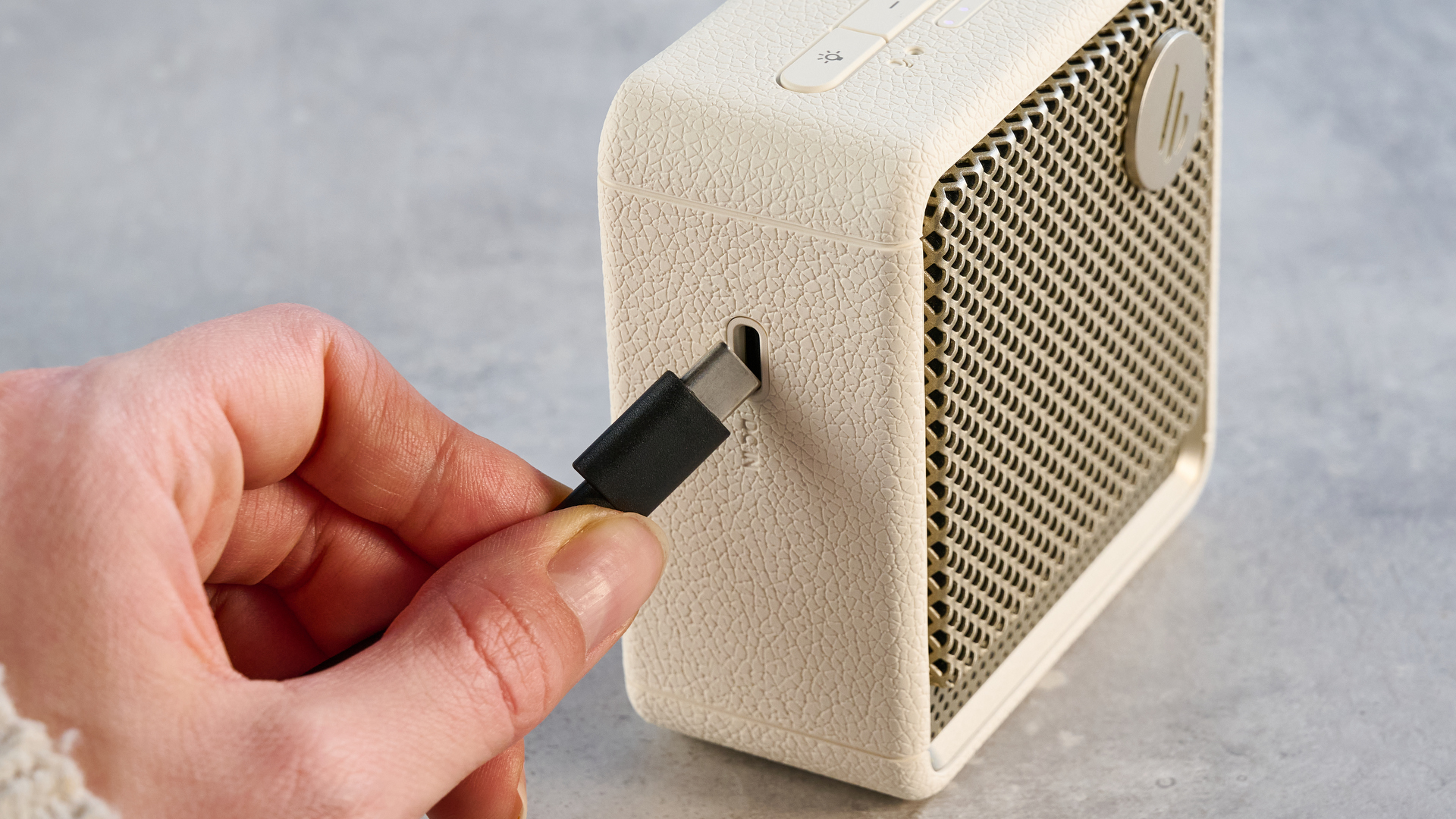 Edifier ES20 Bluetooth רמקול בצבע שנהב מצולם על רקע כחול