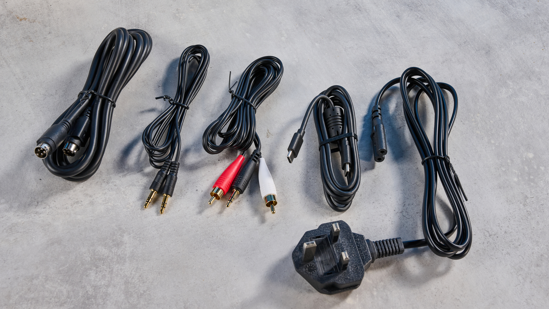 רמקולי מדף הספרים של edifier m60 בלבן שצולמו על רקע המדריך הכחול של Tom's