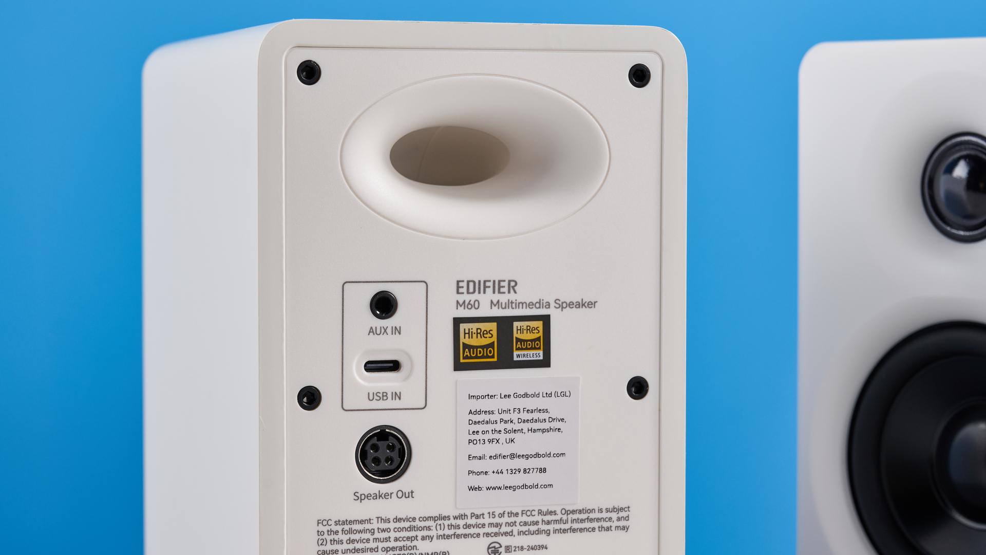 רמקולי מדף הספרים של edifier m60 בלבן שצולמו על רקע המדריך הכחול של Tom's