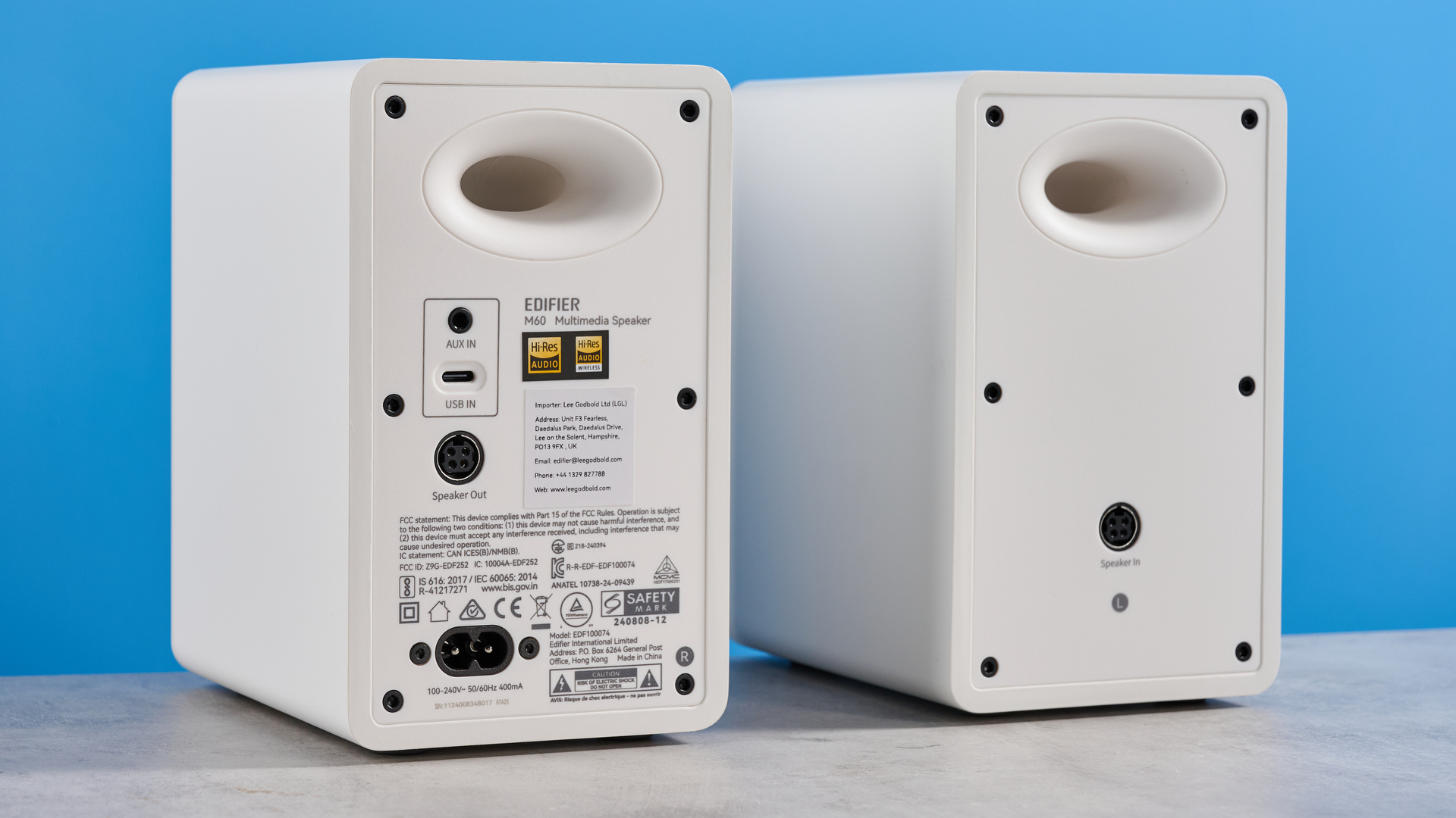 רמקולי מדף הספרים של edifier m60 בלבן שצולמו על רקע המדריך הכחול של Tom's