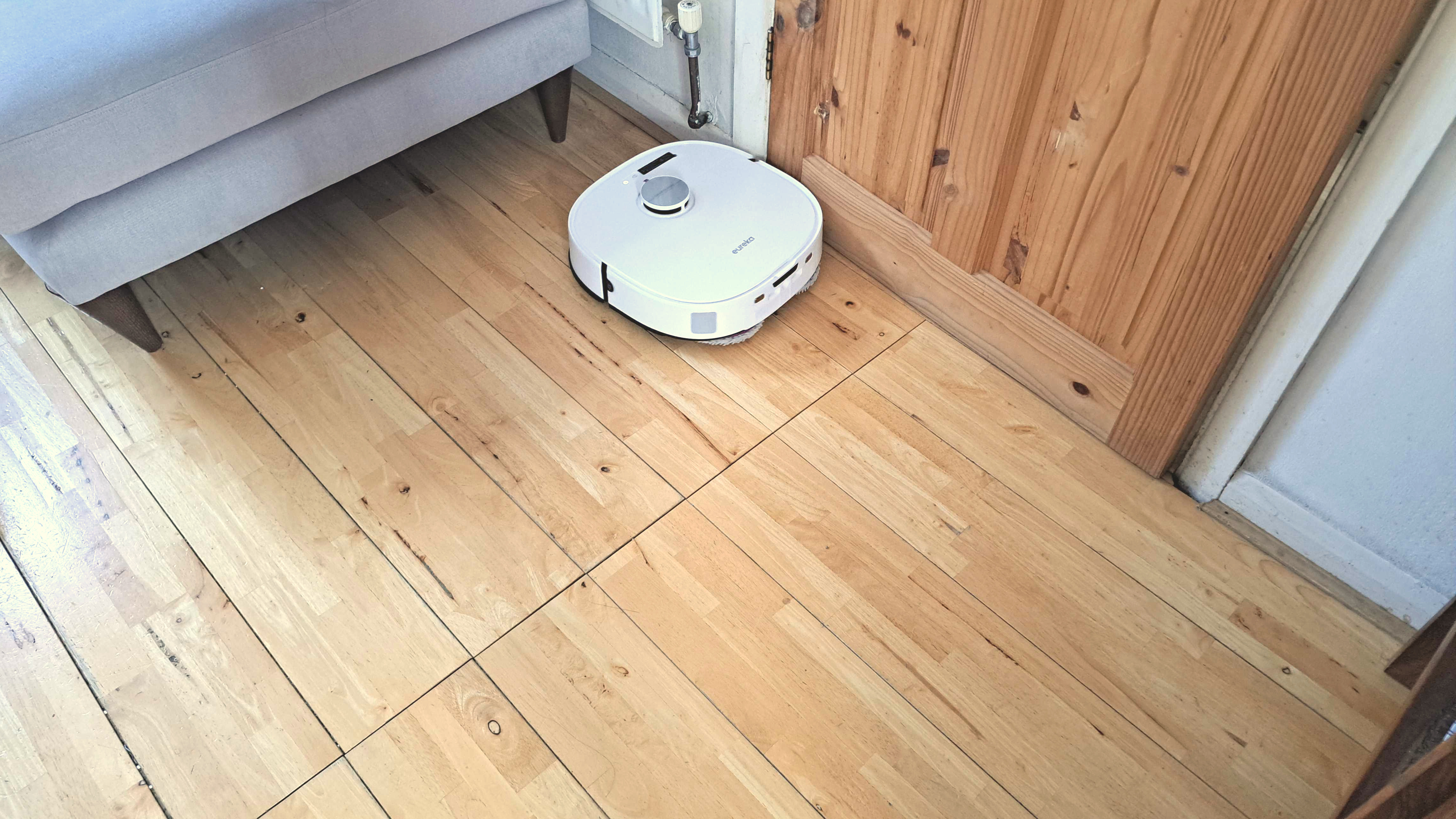 Eureka J15 Ultra Pro בדלת