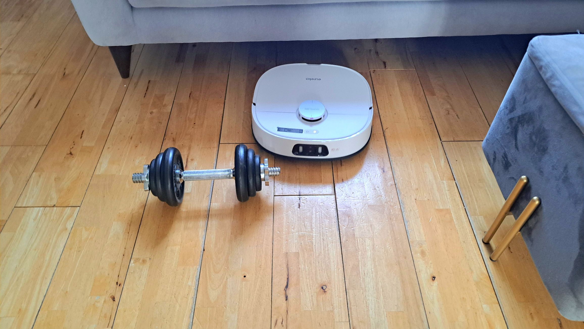 Eureka J15 Pro Ultra Robot שואב אבק ומגב על רצפת עץ עם מכשולים ליד