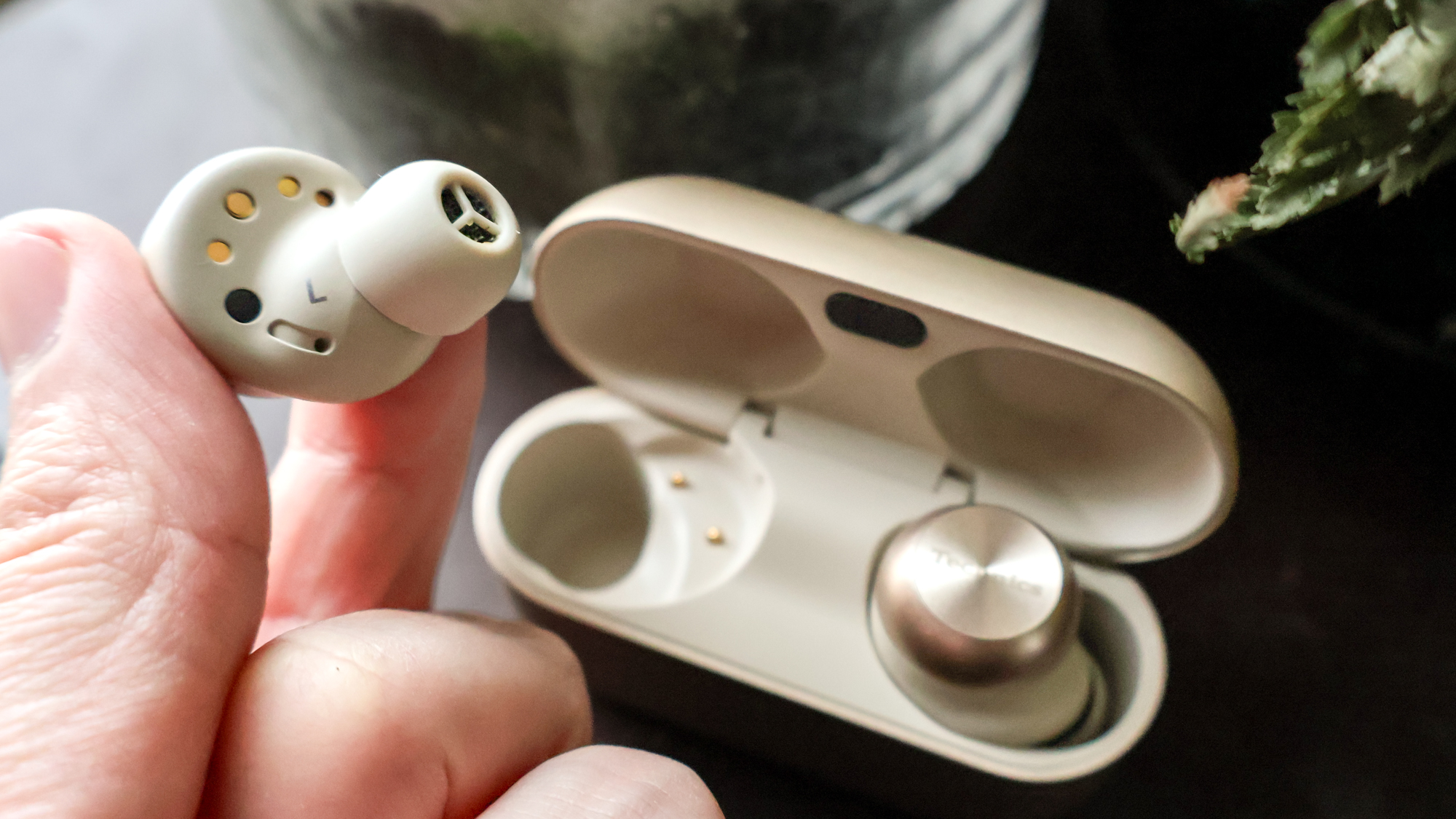 אוזניה אלחוטית של Technics EAH-AZ100 באוזן