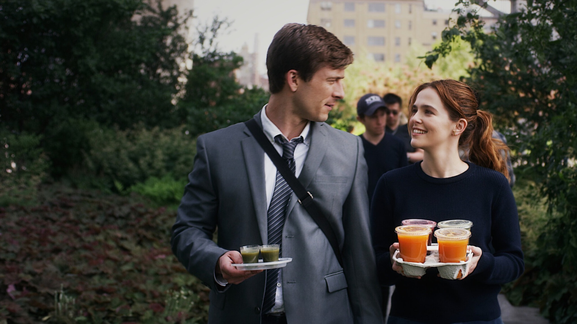 גלן פאוול וזואי דויטש ב-Set It Up