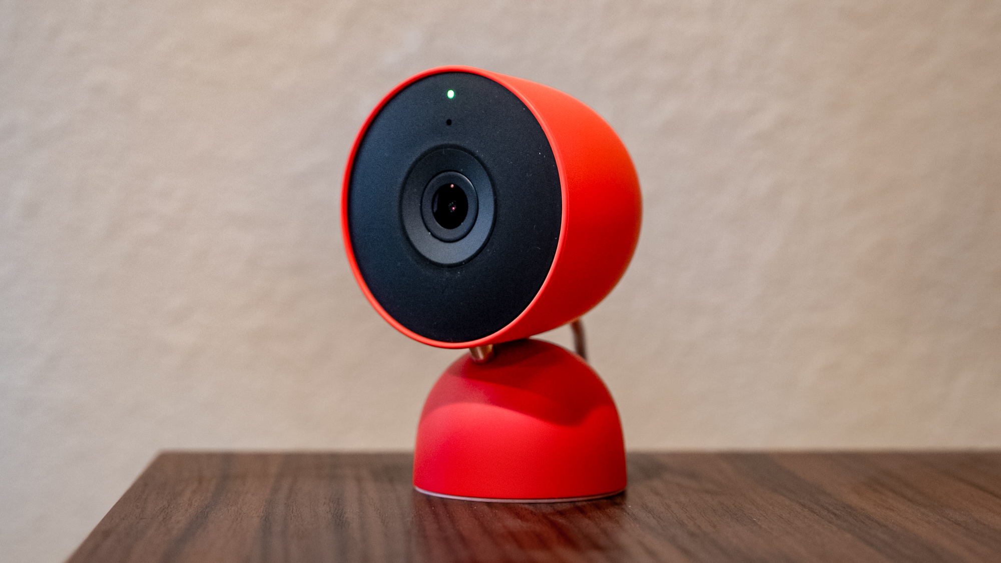 Google Nest Cam (חוטית, דור שלישי) על מדף