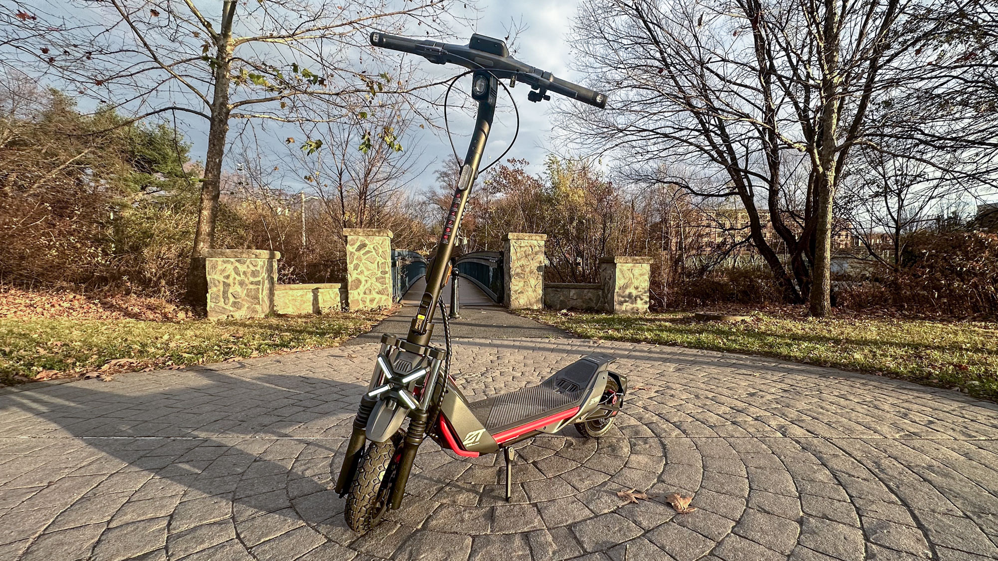 Segway Kickscooter ZT3 Pro חונה על המדרכה