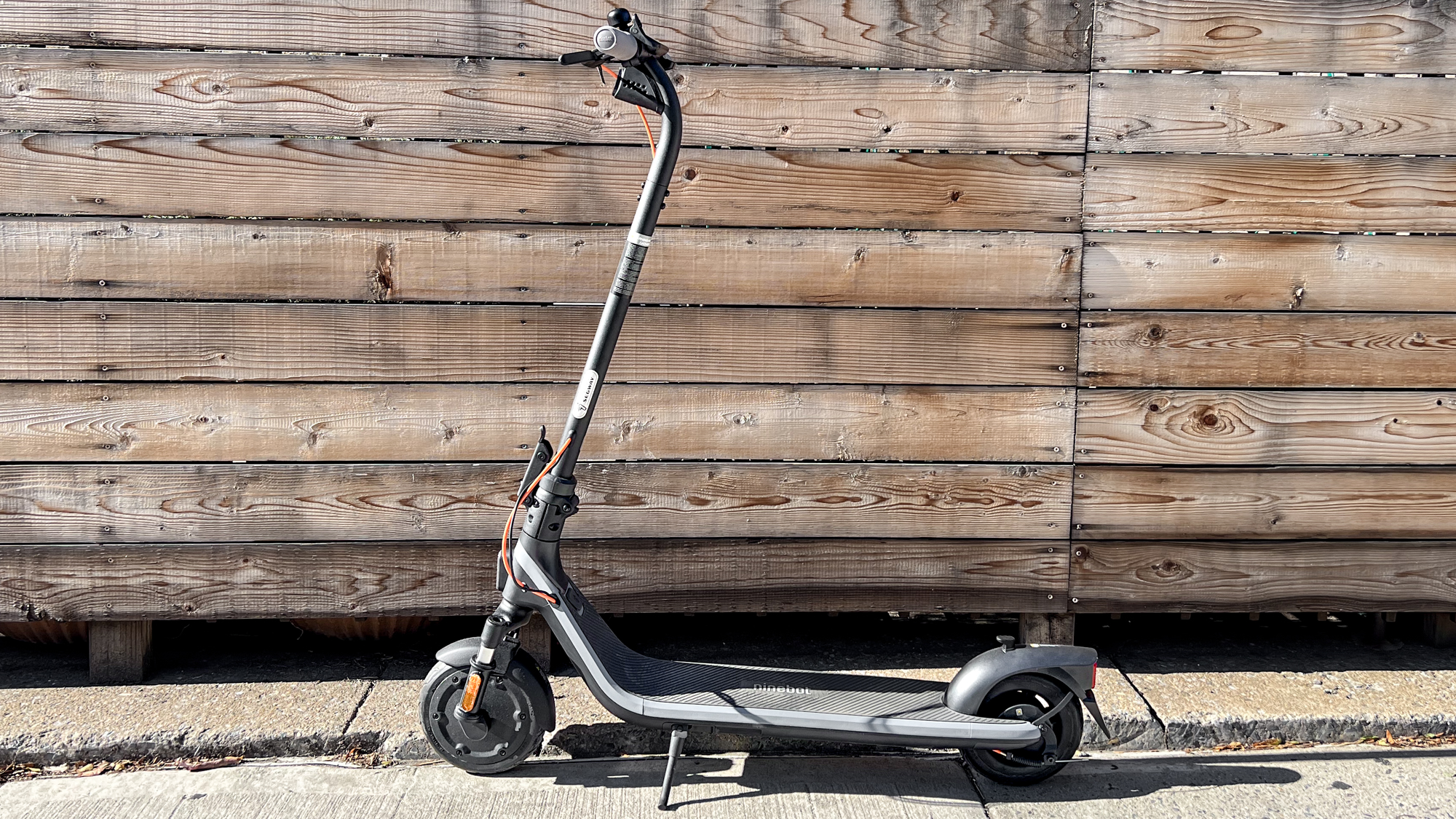 Segway Ninebot E2 Plus II עומד בחניה