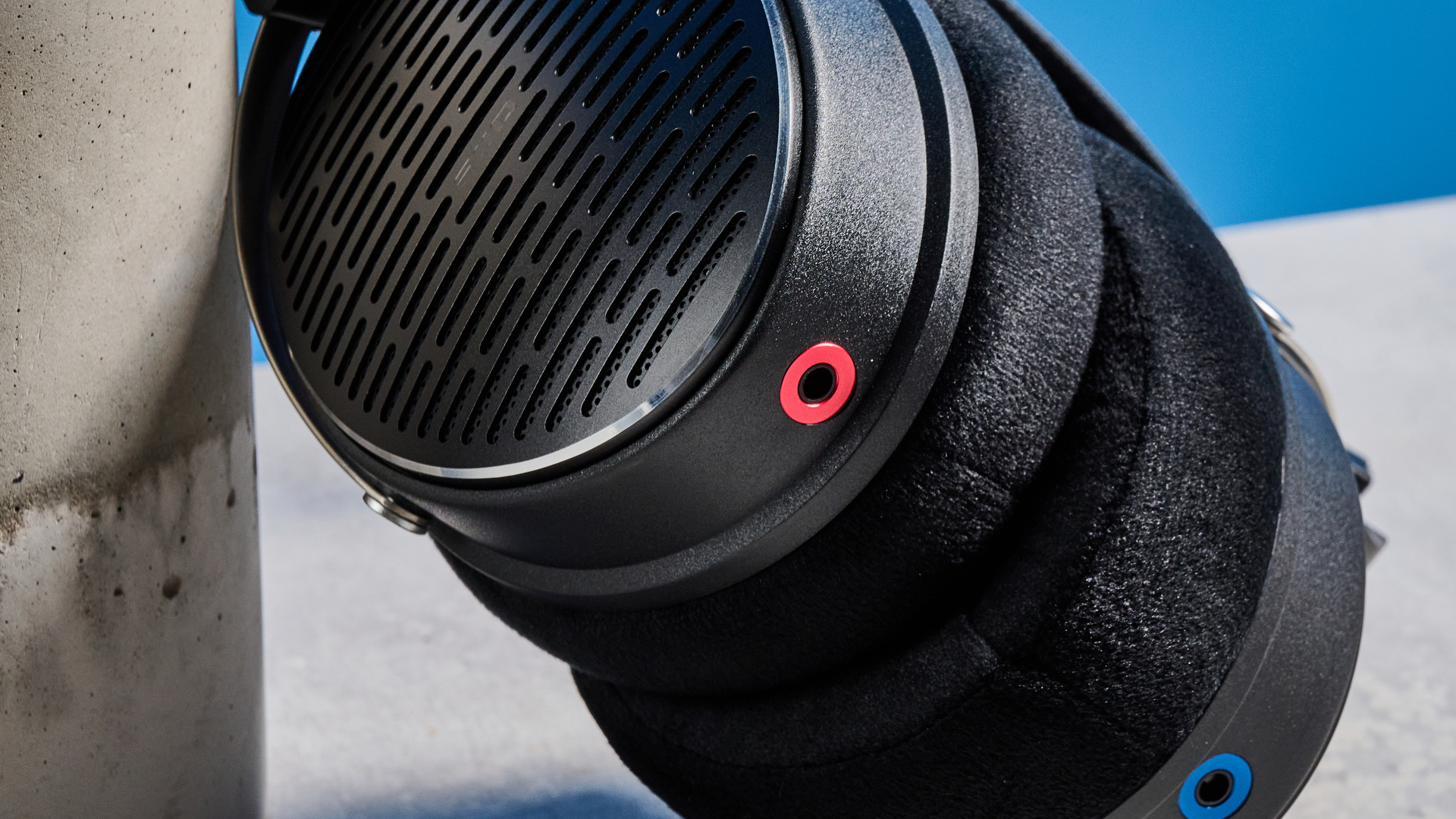 אוזניות ה-FiiO JT3 בשחור וכסף המוצגות על רקע המדריך הכחול של Tom's