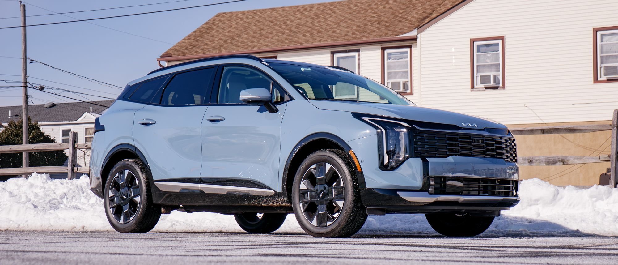 נהגתי בקיה ספורטאז' היבריד במשך שבוע - וזה רכב השטח המושלם לאנשים שלא מוכנים לרכב חשמלי מאת ג'ון ולסקו פורסם ב-15 בפברואר 26. בחירת העורך. קיה ספורטאז' היבריד 2026 הוא רכב שטח קומפקטי עם תכונות סגנון ונוחות, שעוזרות לו לנטוש את הסטריאוטיפ ההיברידי.