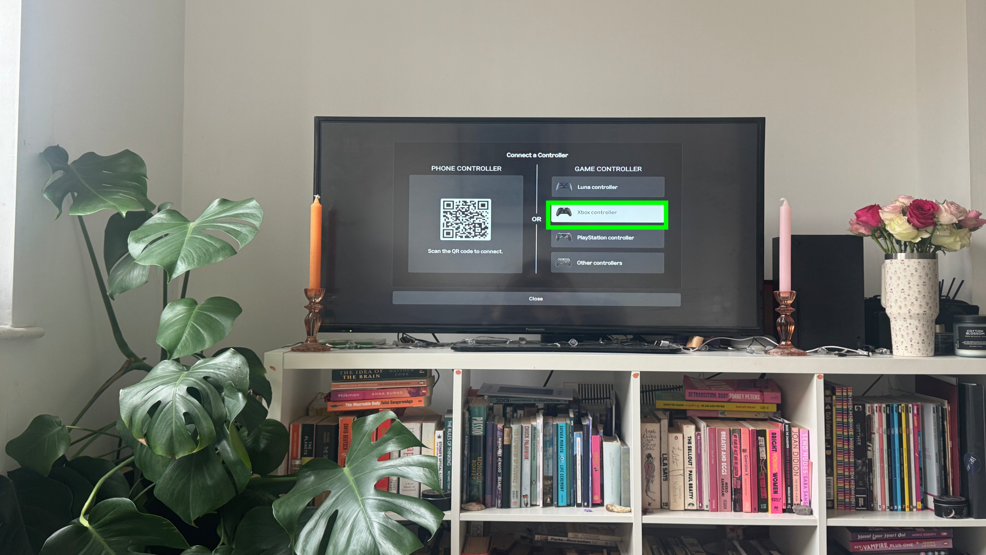 בקר Xbox מחובר ללונה ב-Fire TV Stick