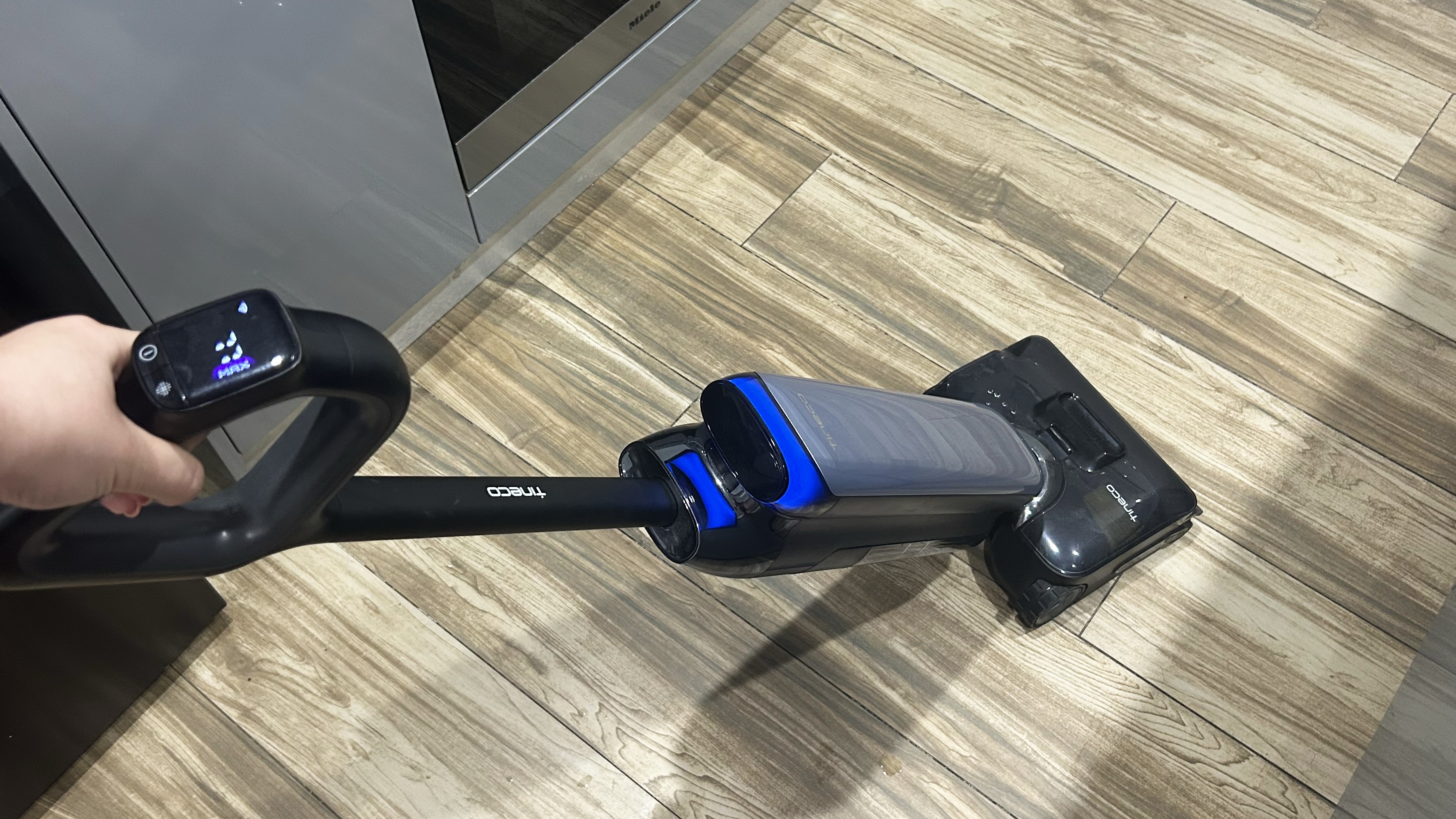 Tineco Floor One S9 Artist Pro במסגרת סגנון חיים