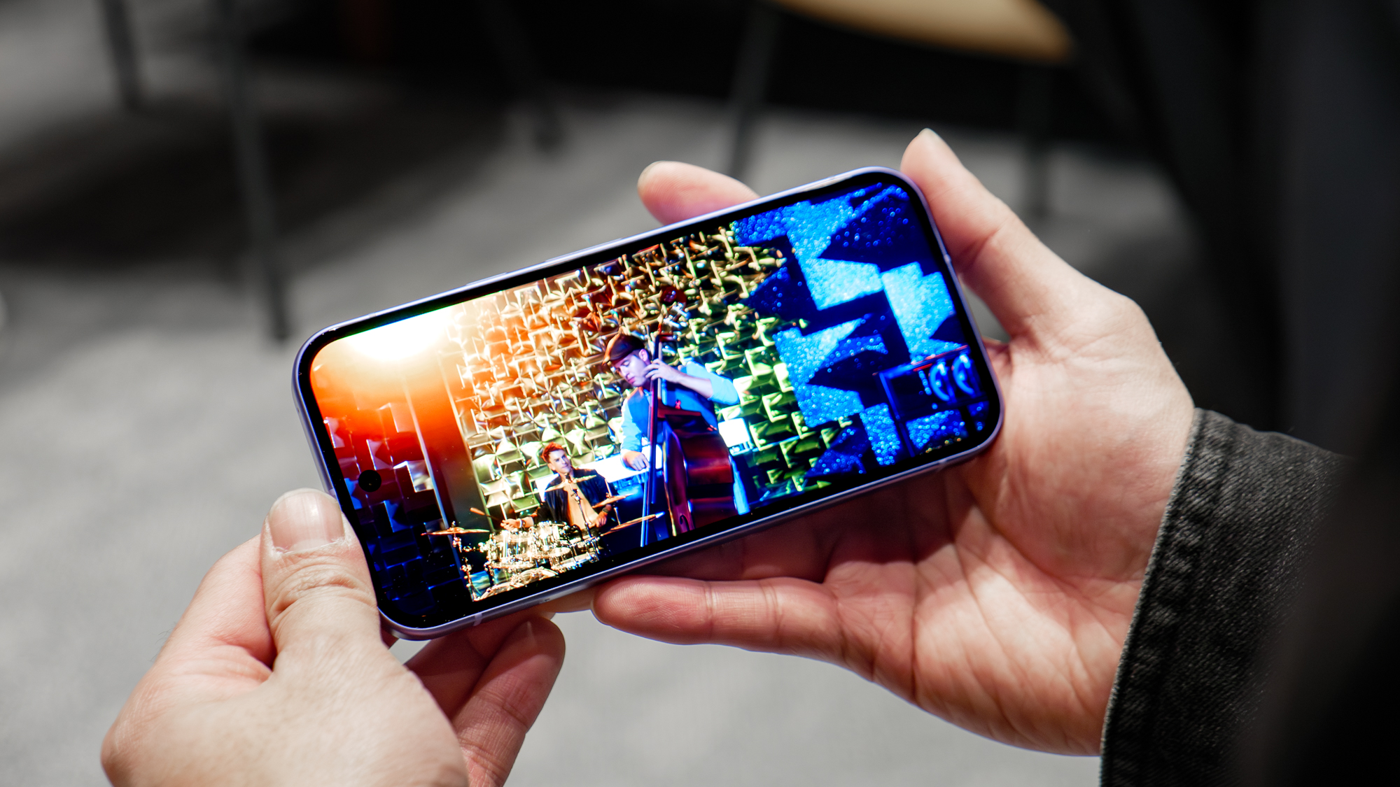 Google Pixel 10a מנגן סרטון.