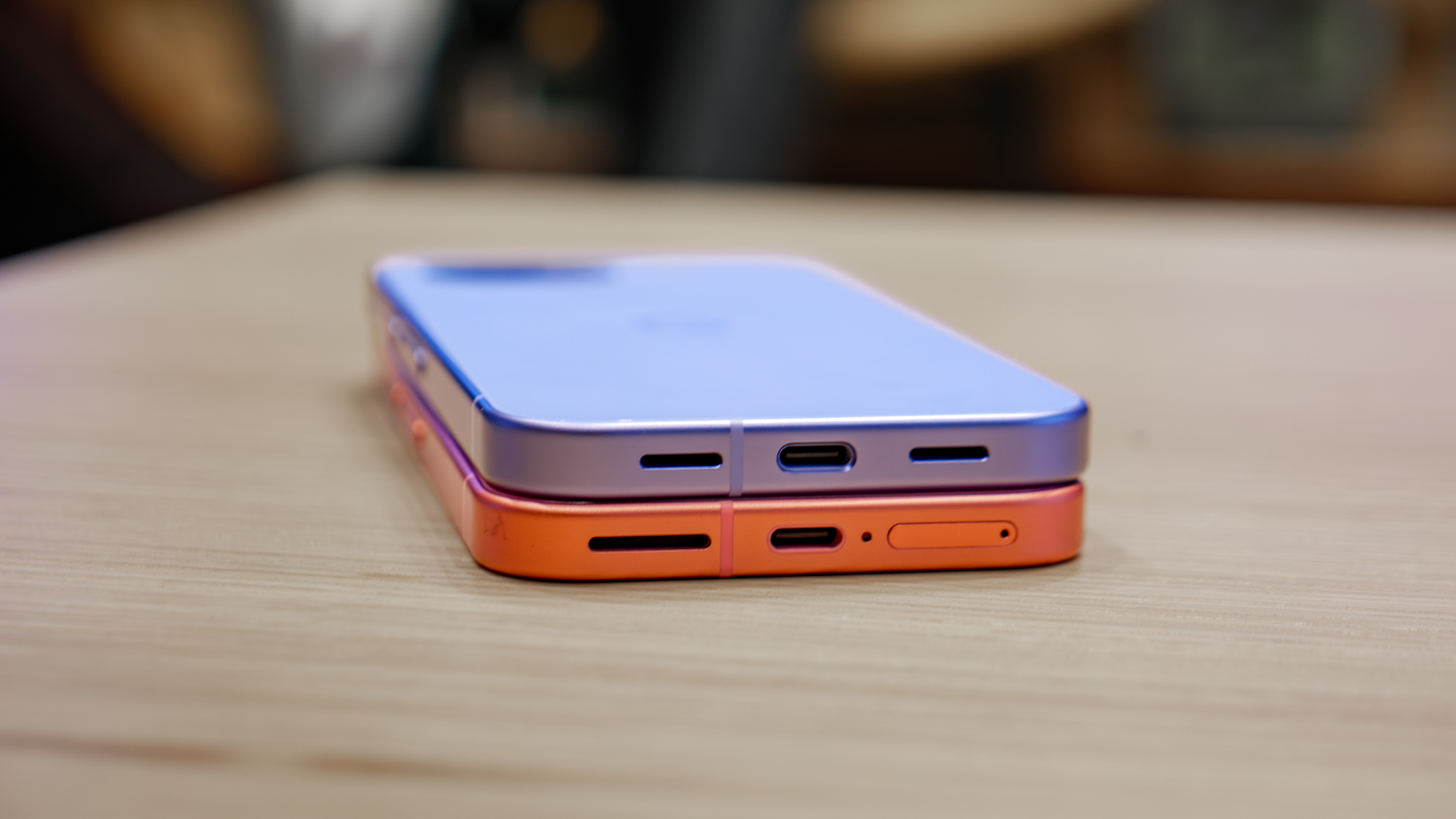 יציאות טעינה של Pixel 10a לעומת Pixel 9a.