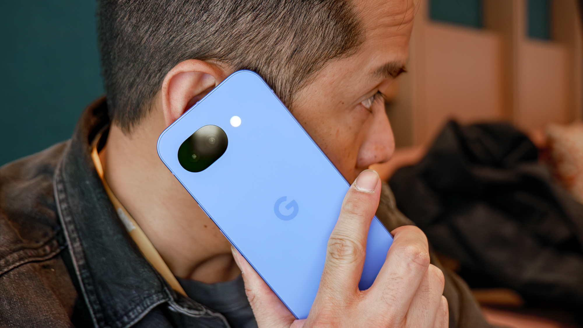 Google Pixel 10a משמש לביצוע שיחת טלפון.