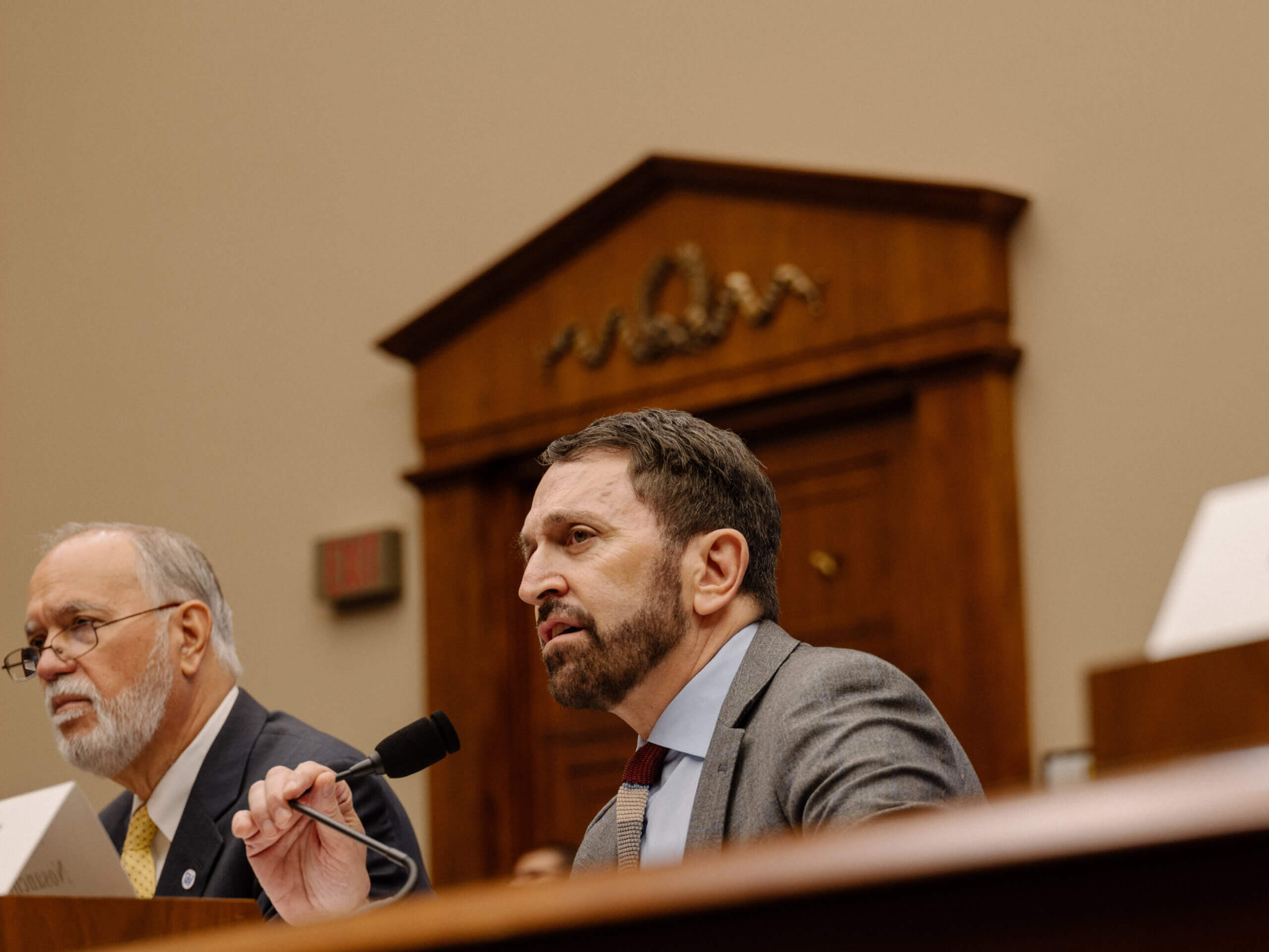 גורמים רשמיים של טראמפ וביידן מתנגשים על רקע פעולות אנטישמיות בקמפוס עם תחילת החקירה הפדרלית