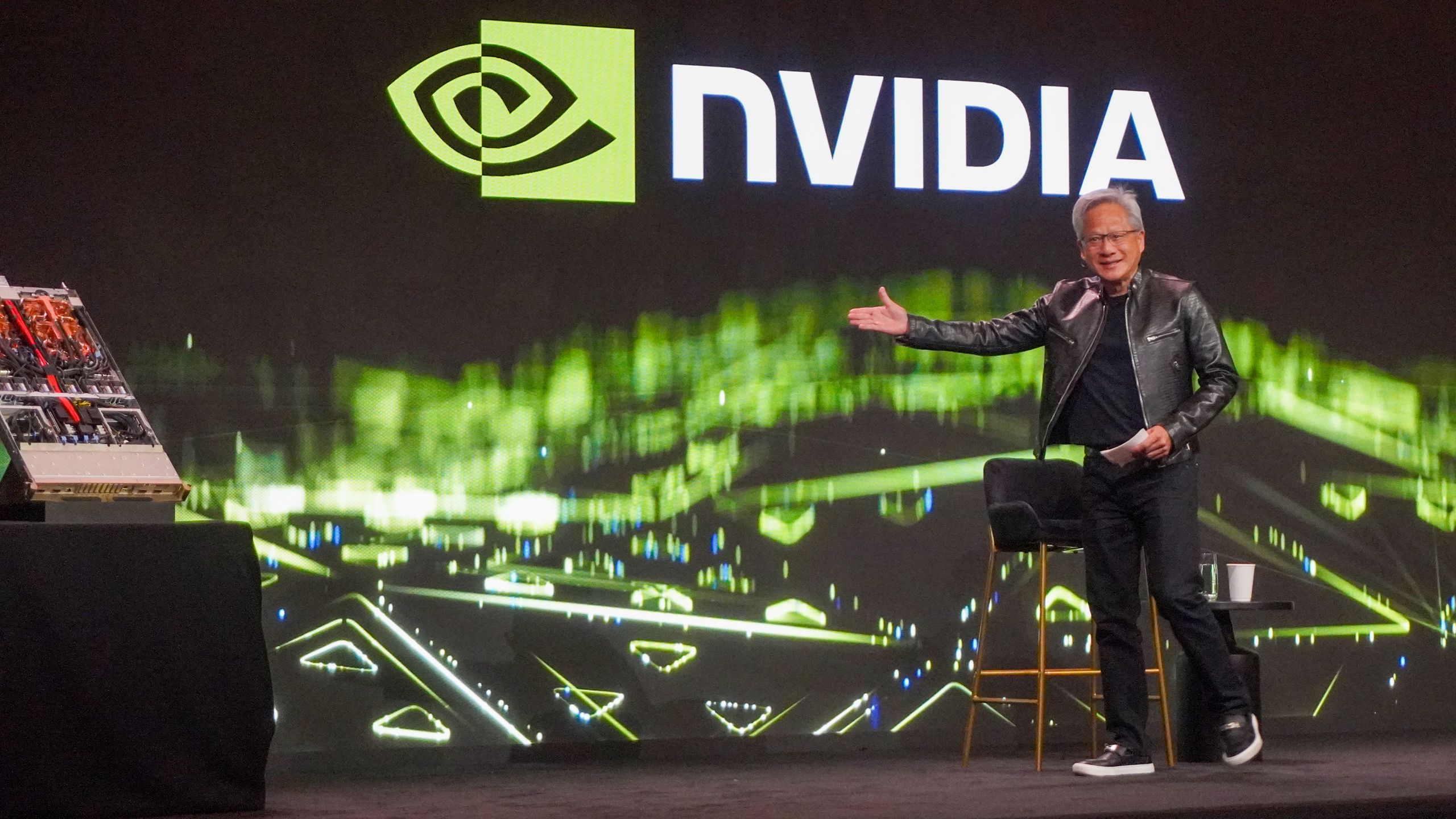 ג'נסן הואנג של Nvidia אומר שזה "יפתיע את העולם" עם שבב מסתורין חדש - הנה למה לצפות
