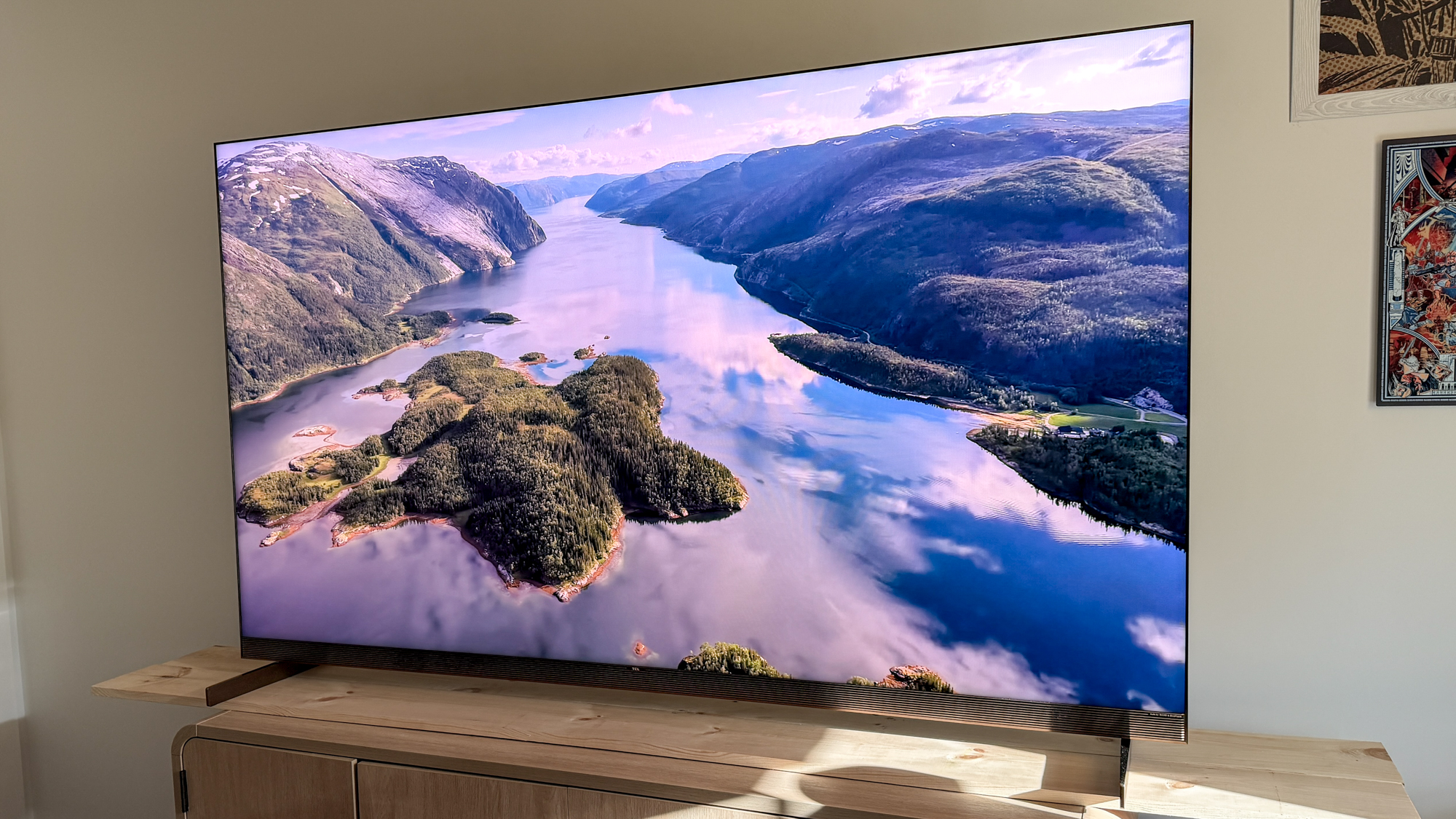 טלוויזיית TCL X11L SQD מיני-LED על שולחן צד