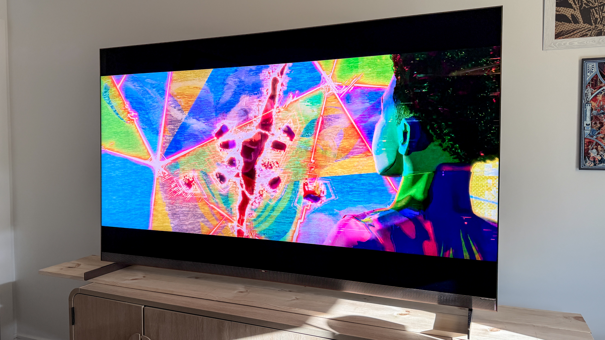 טלוויזיית TCL X11L SQD מיני-LED על שולחן צד