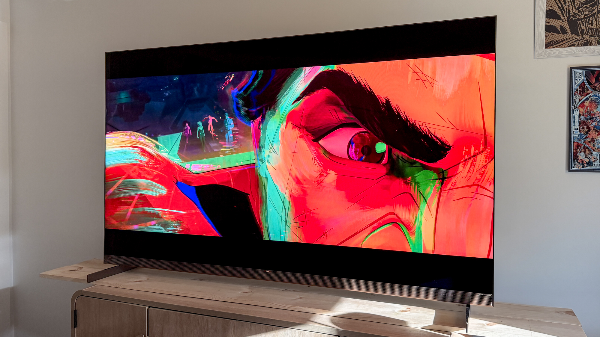 טלוויזיית TCL X11L SQD מיני-LED על שולחן צד