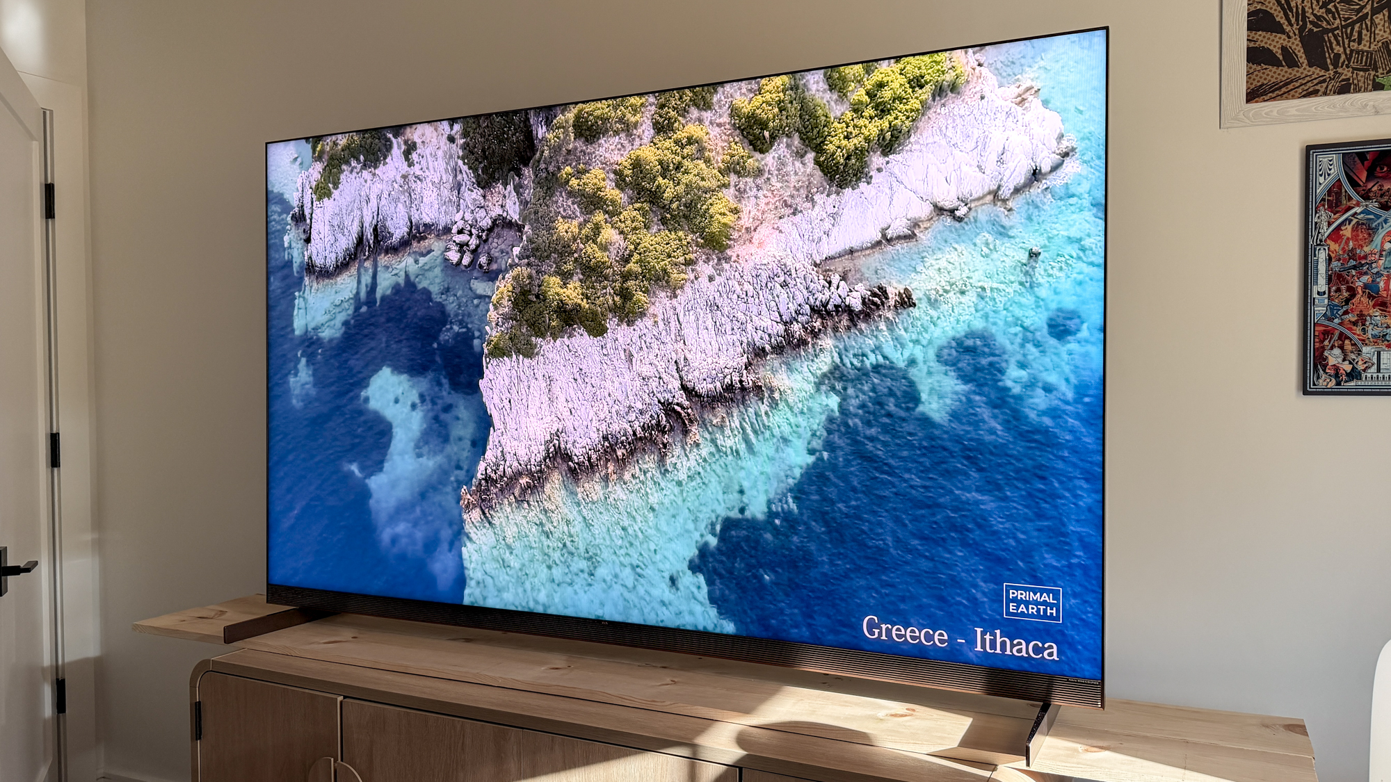 טלוויזיית TCL X11L SQD מיני-LED על שולחן צד