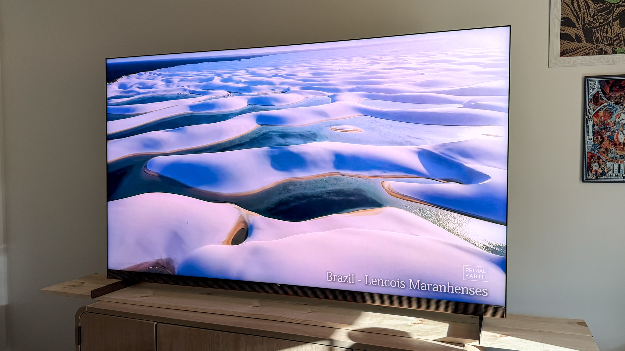 טלוויזיית TCL X11L SQD מיני-LED על שולחן צד