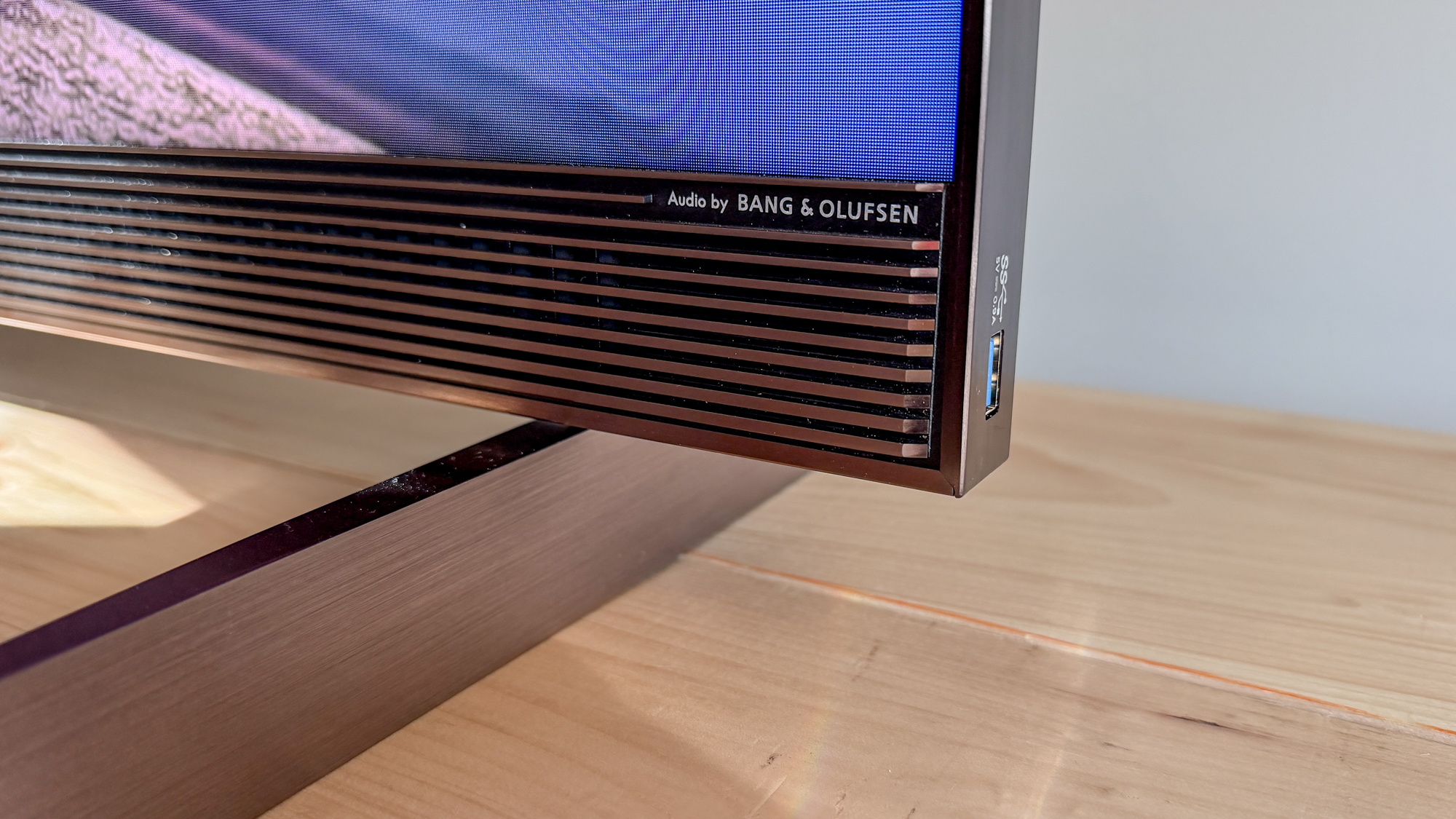 טלוויזיית TCL X11L SQD מיני-LED על שולחן צד