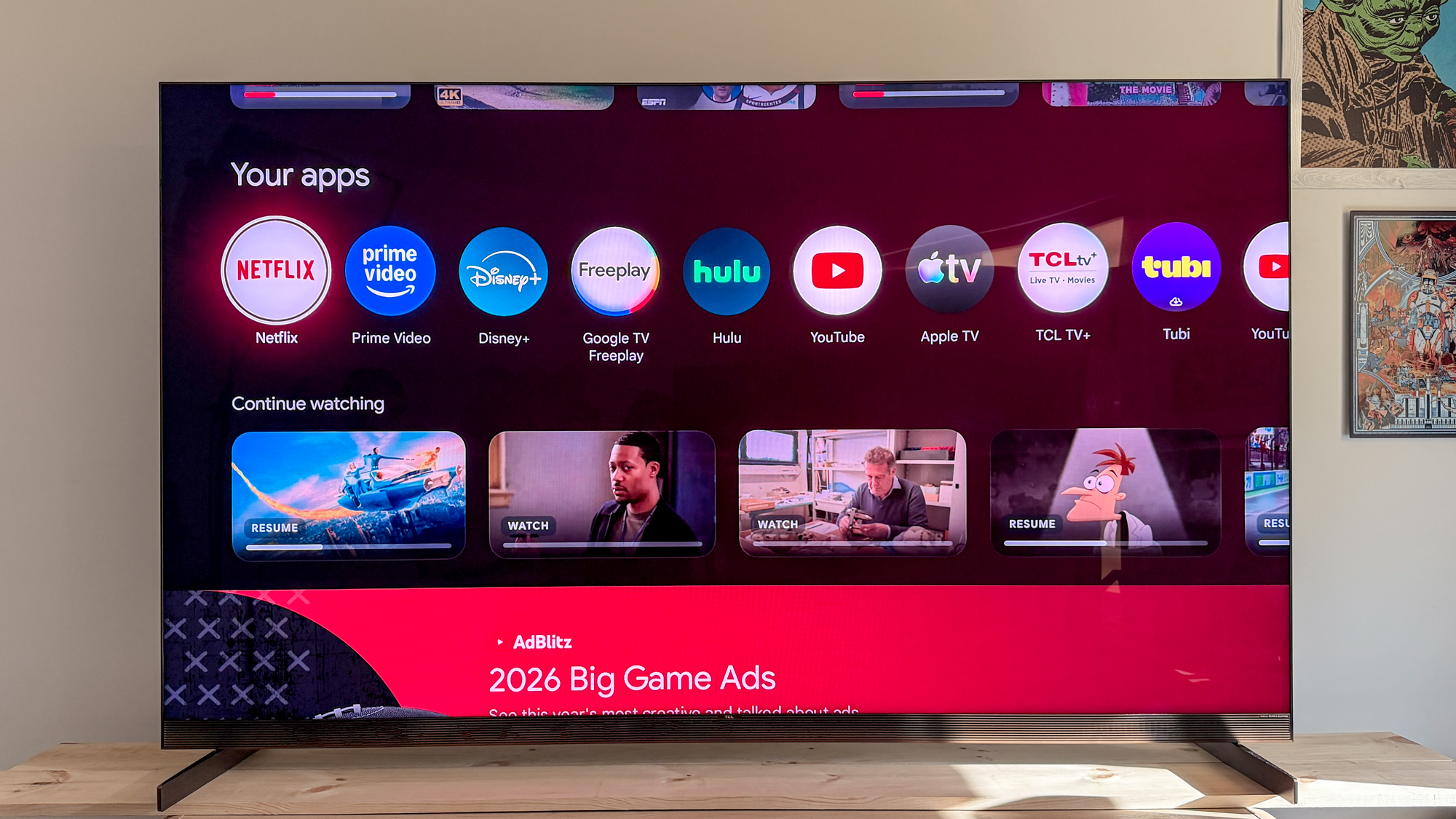 טלוויזיית TCL X11L SQD מיני-LED על שולחן צד