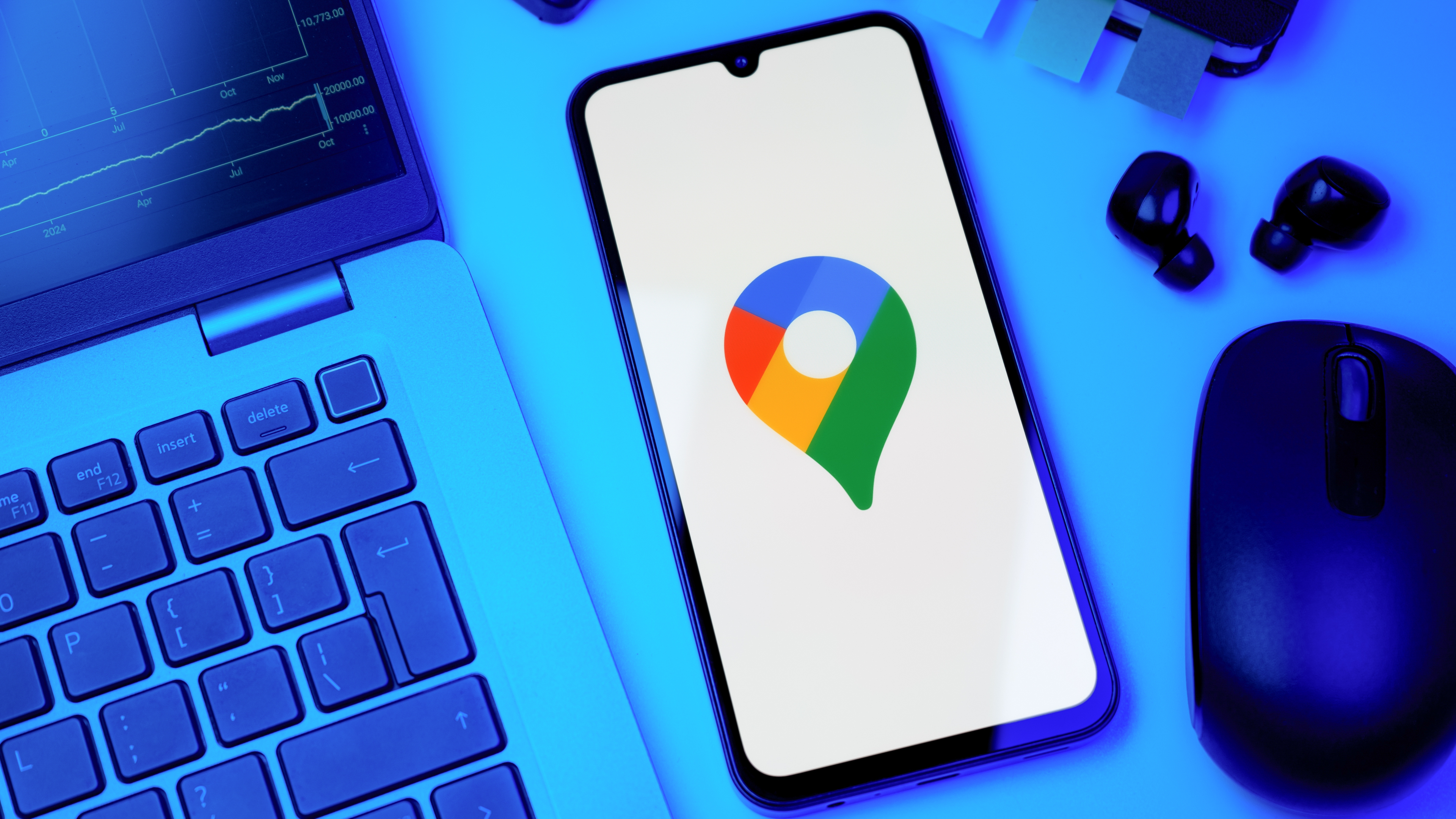 הלוגו של גוגל מפות על מסך הטלפון