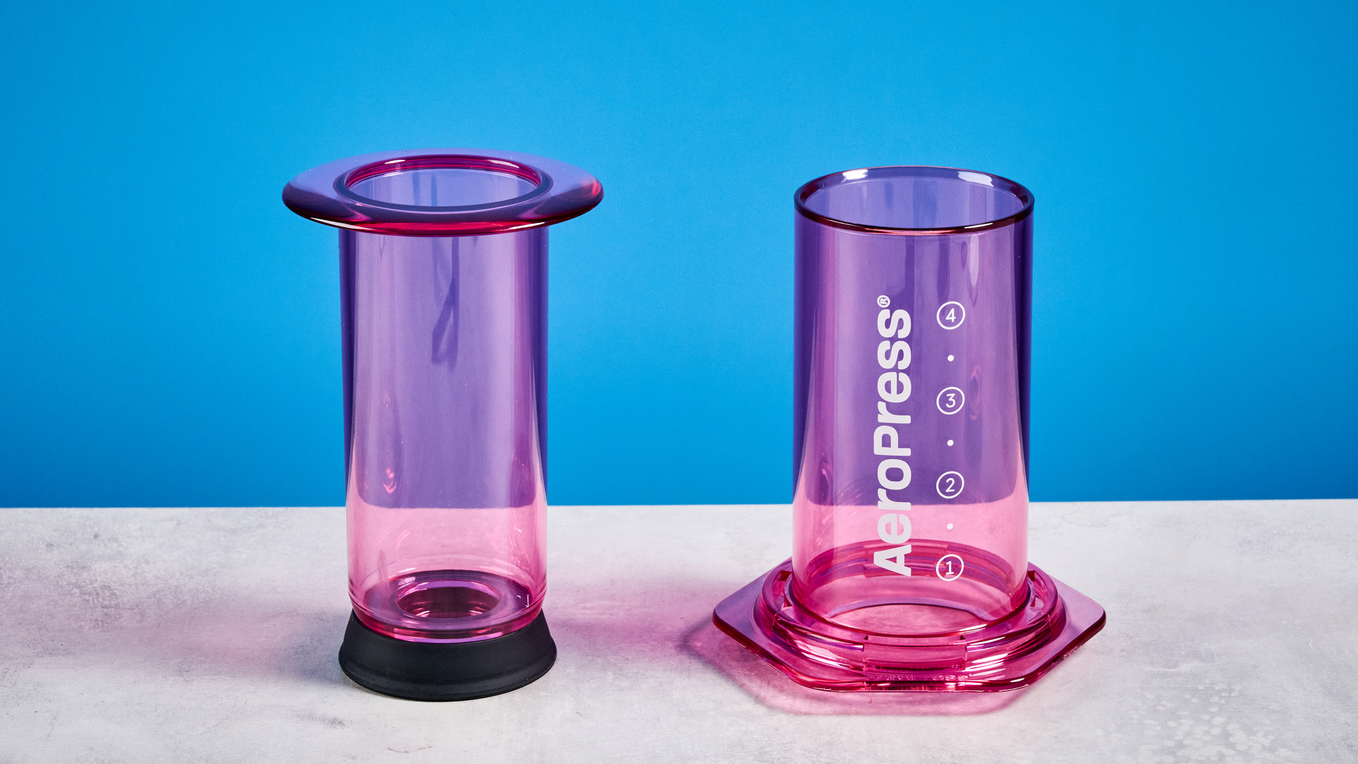 צבע ה-aeropress ברור בוורוד שצולם על רקע המדריך הכחול