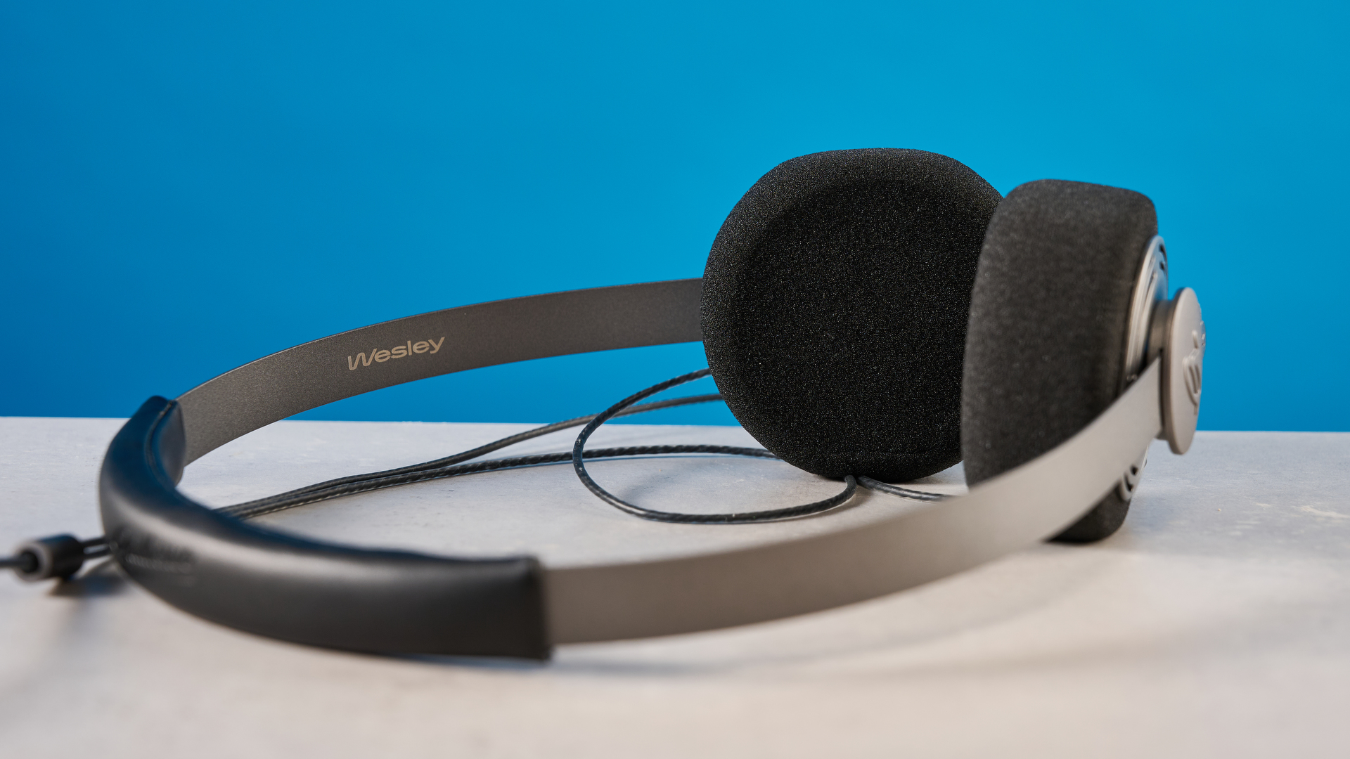 Gadhouse Wesley אוזניות, אוזניות חוטיות מצולמות מול רקע כחול