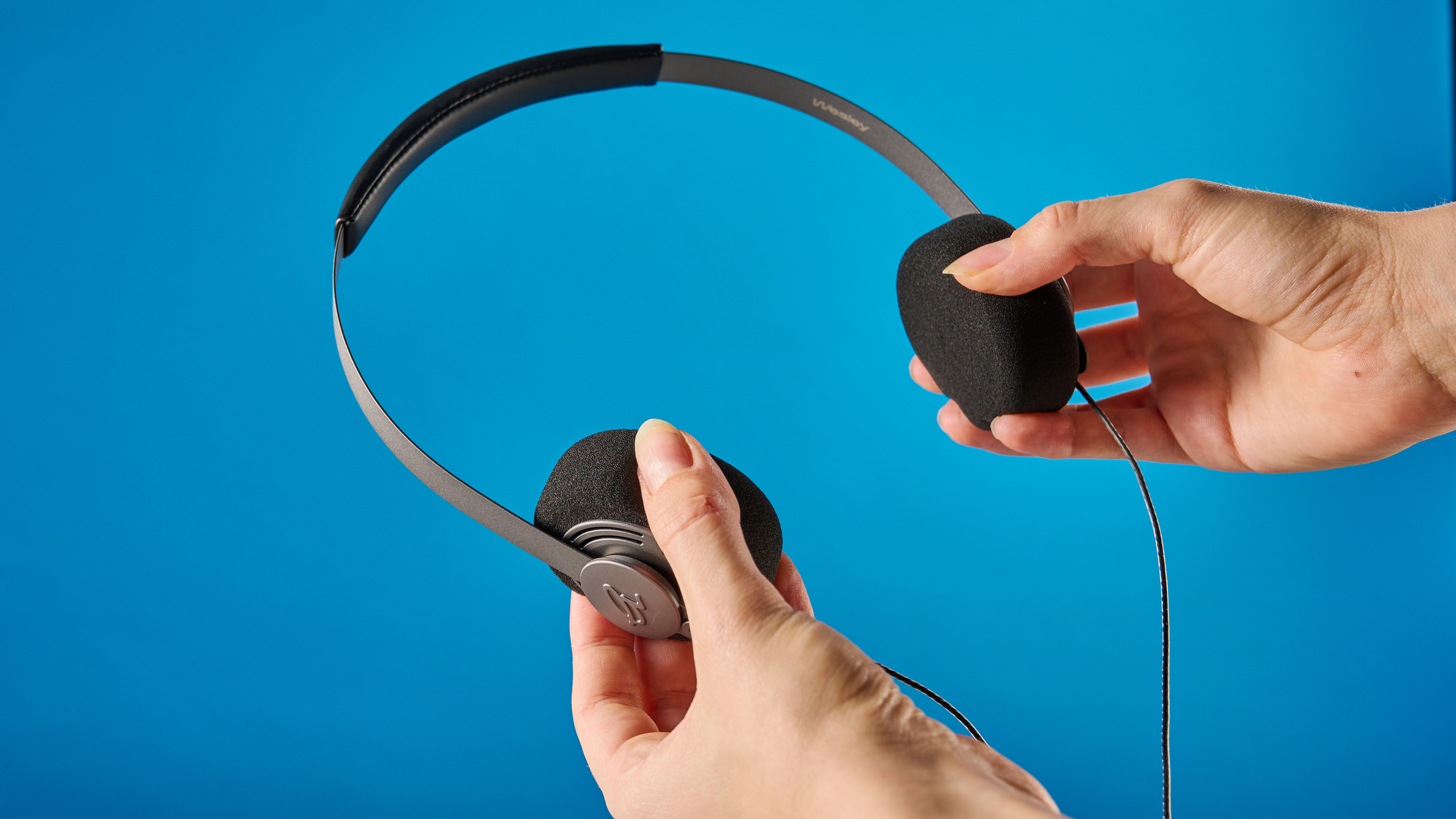 Gadhouse Wesley אוזניות, אוזניות חוטיות מצולמות מול רקע כחול