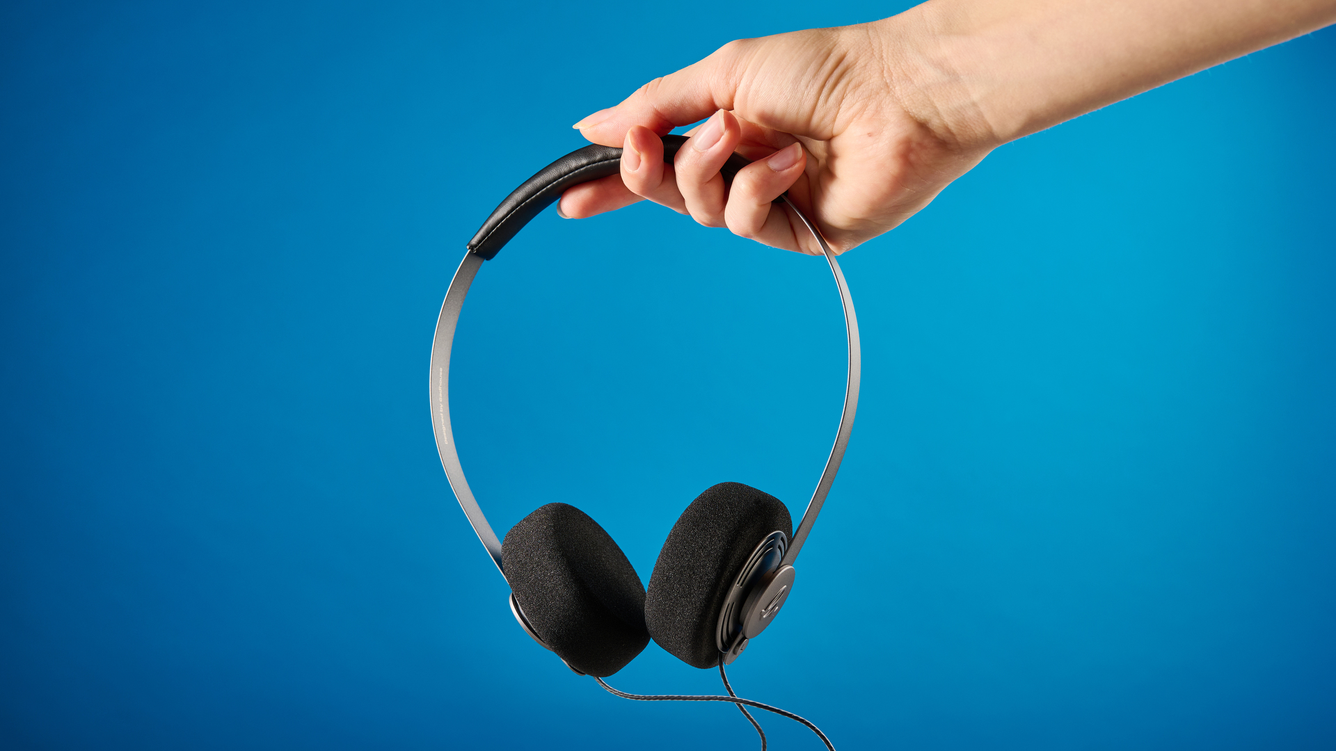 Gadhouse Wesley אוזניות, אוזניות חוטיות מצולמות מול רקע כחול