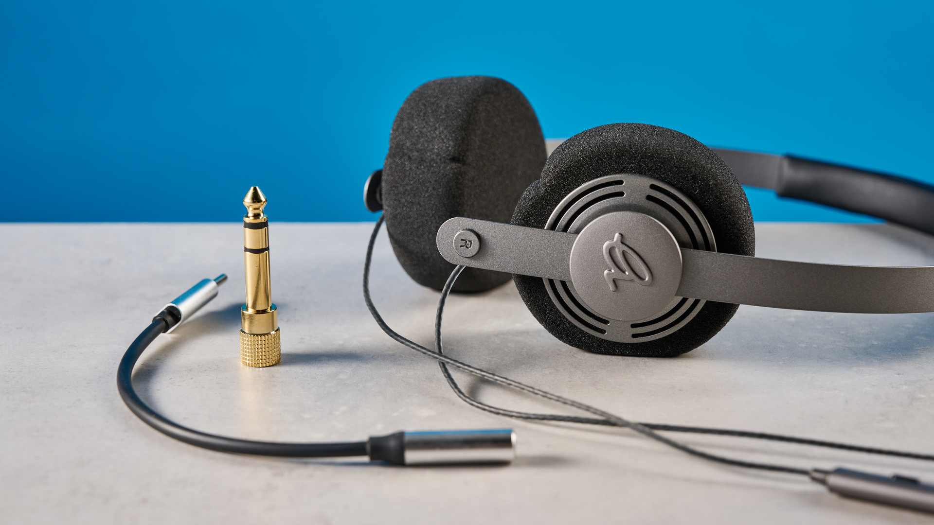 Gadhouse Wesley אוזניות, אוזניות חוטיות מצולמות מול רקע כחול