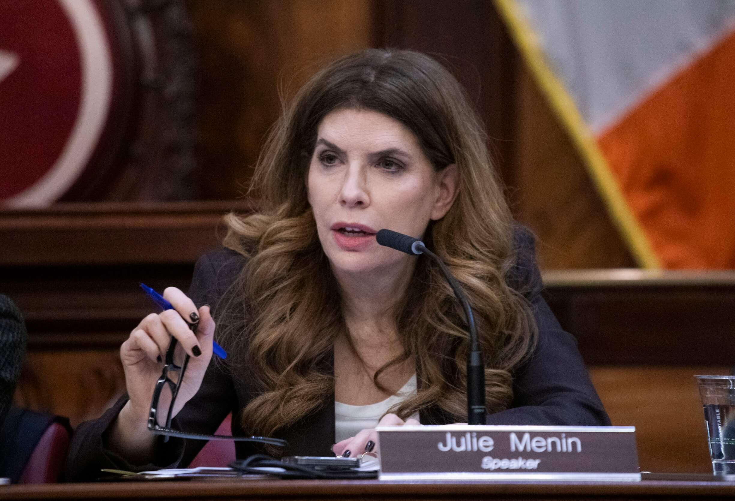 חוק המחאה של בית הכנסת בניו יורק מטיל על המשטרה לפתח תוכנית הגנה. ממדאני עדיין לא התחייב לחתום