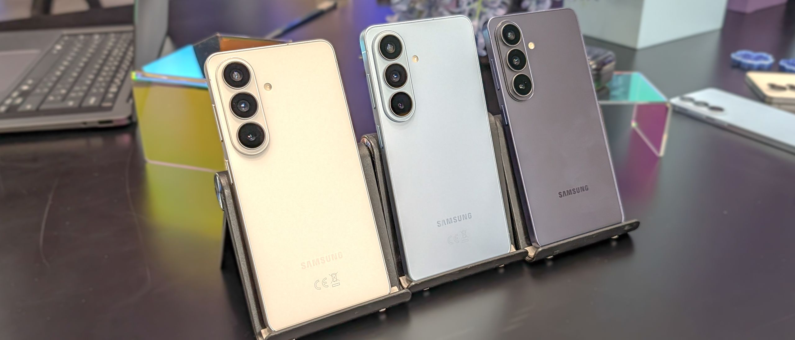 Samsung Galaxy S26 ו-S26 Plus מעשיים: טוב יותר, אבל לא $100 טוב יותר מאת Richard Priday פורסם ב-25 בפברואר 26 עדיין לא דורג העלאת המחיר של סמסונג ל-Galaxy S26 ו-Galaxy S26 Plus, יחד עם תכונות חדשות מוגבלות בלבד, גורמת לגורל לא ברור לטלפונים החדשים הללו.