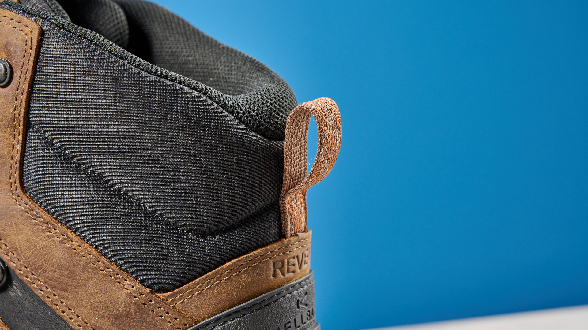לולאת הקרסול Keen Revel IV על רקע כחול