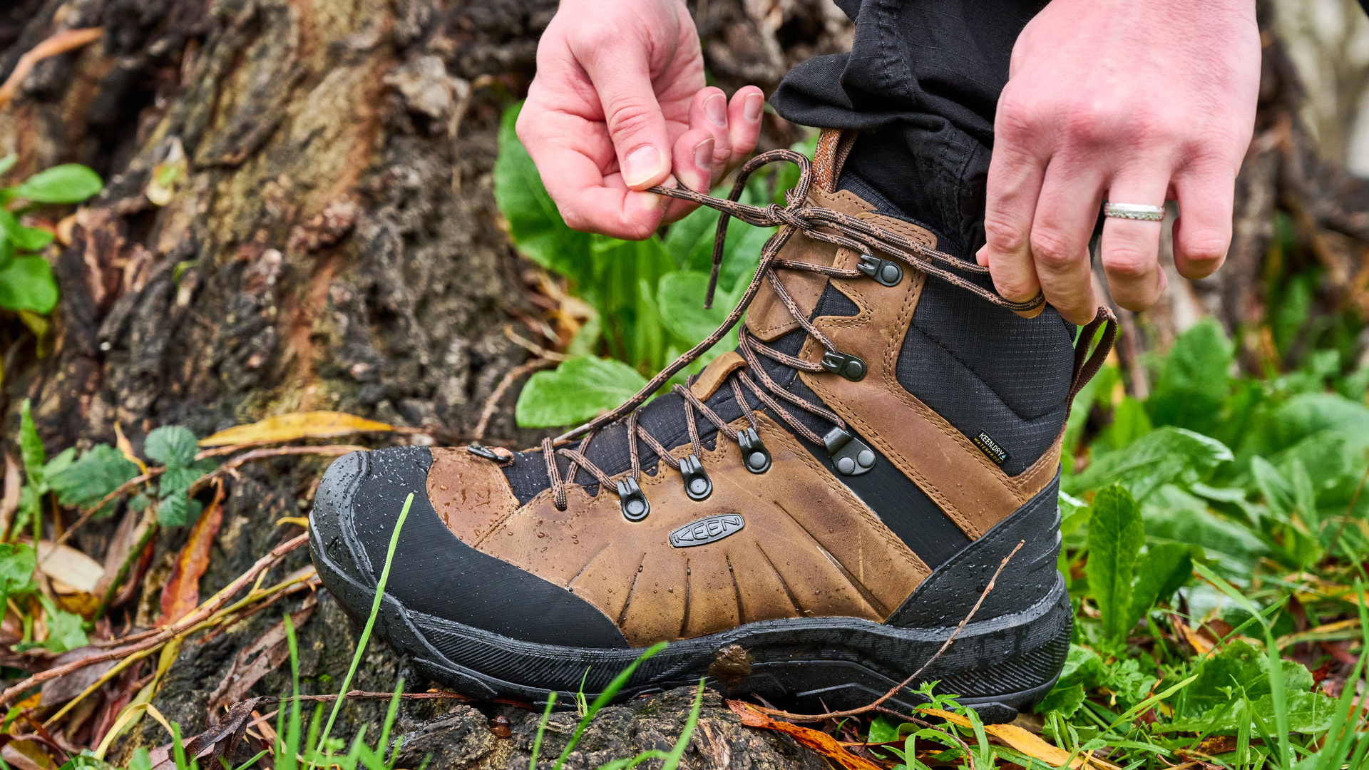 ה-Keen Revel IV קשור בחוץ