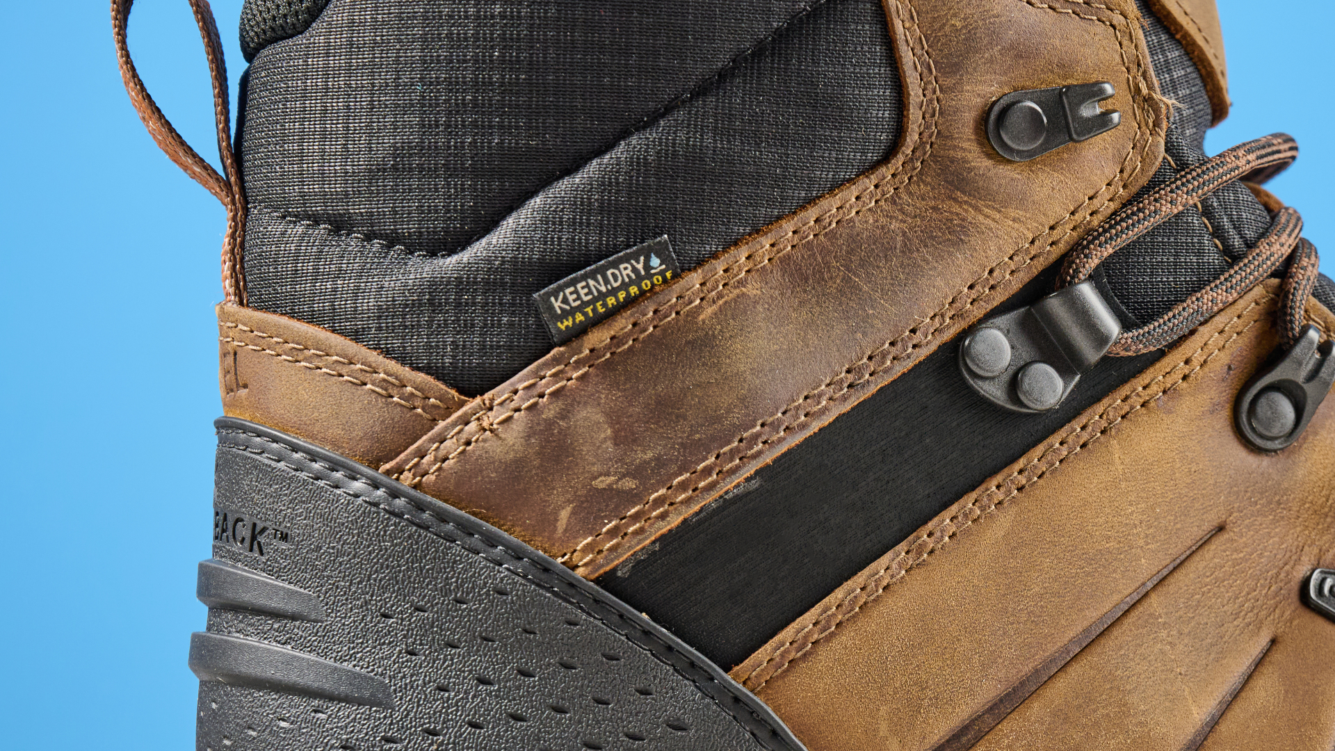 מבט מהצד של Keen Revel IV