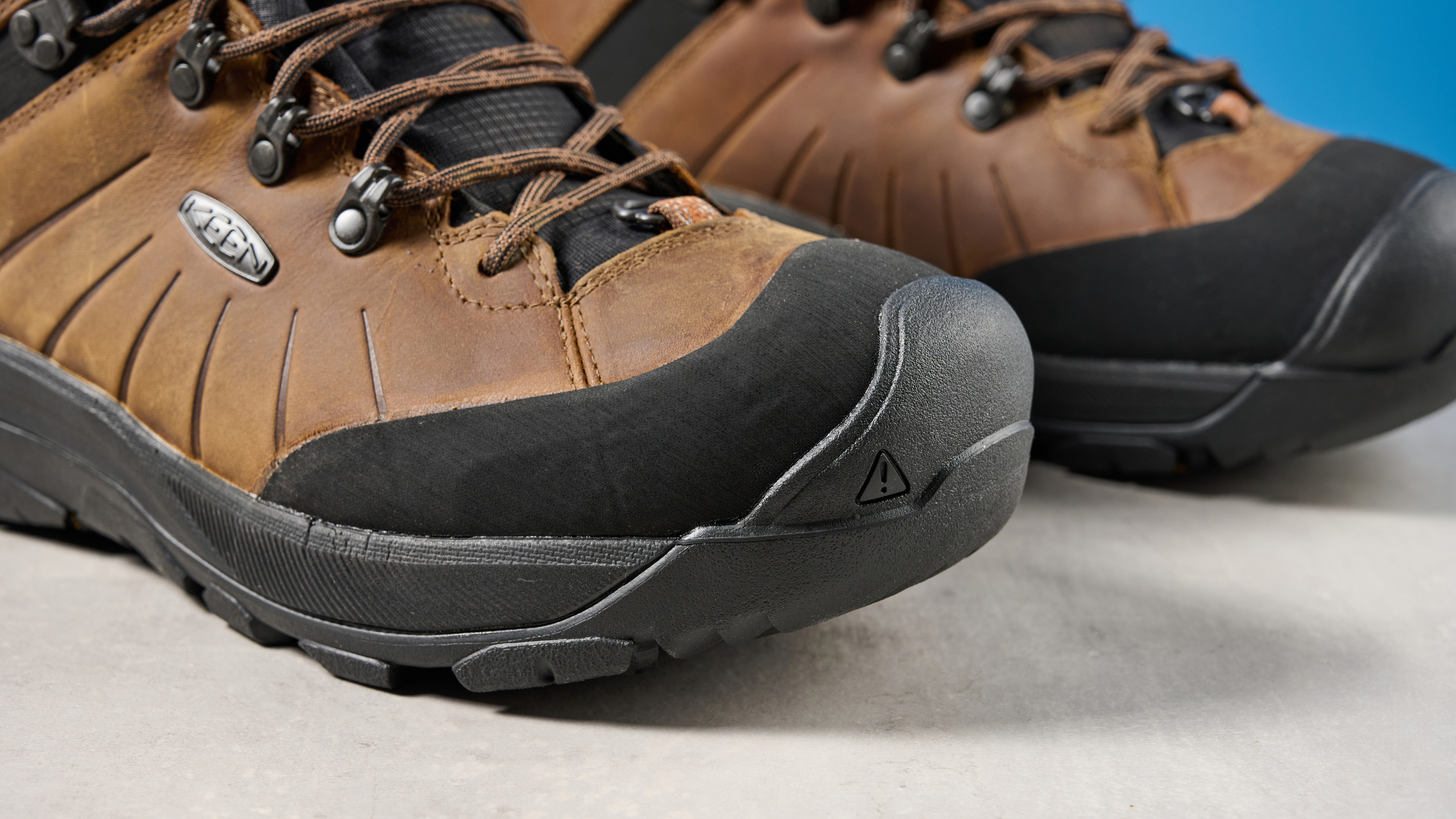 הגנת הבוהן Keen Revel IV על משטח אבן