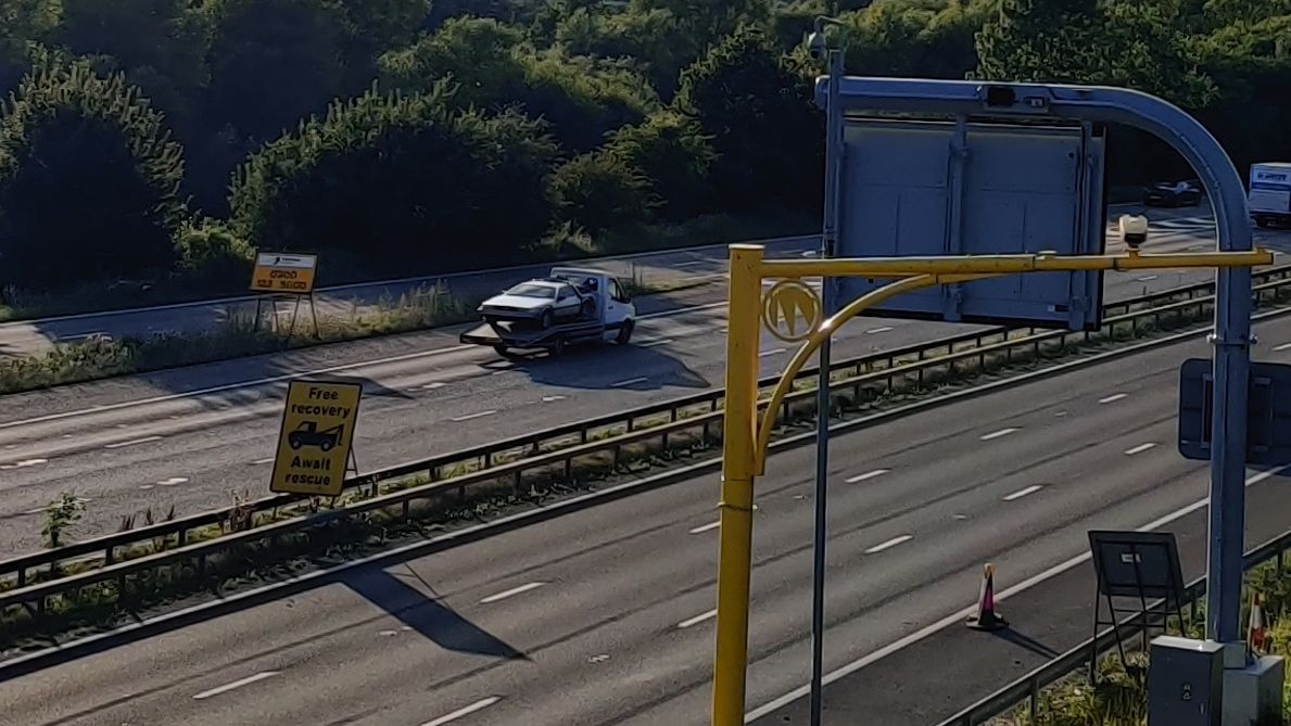 דלורין על משאית שטוחה יורדת בכביש 4